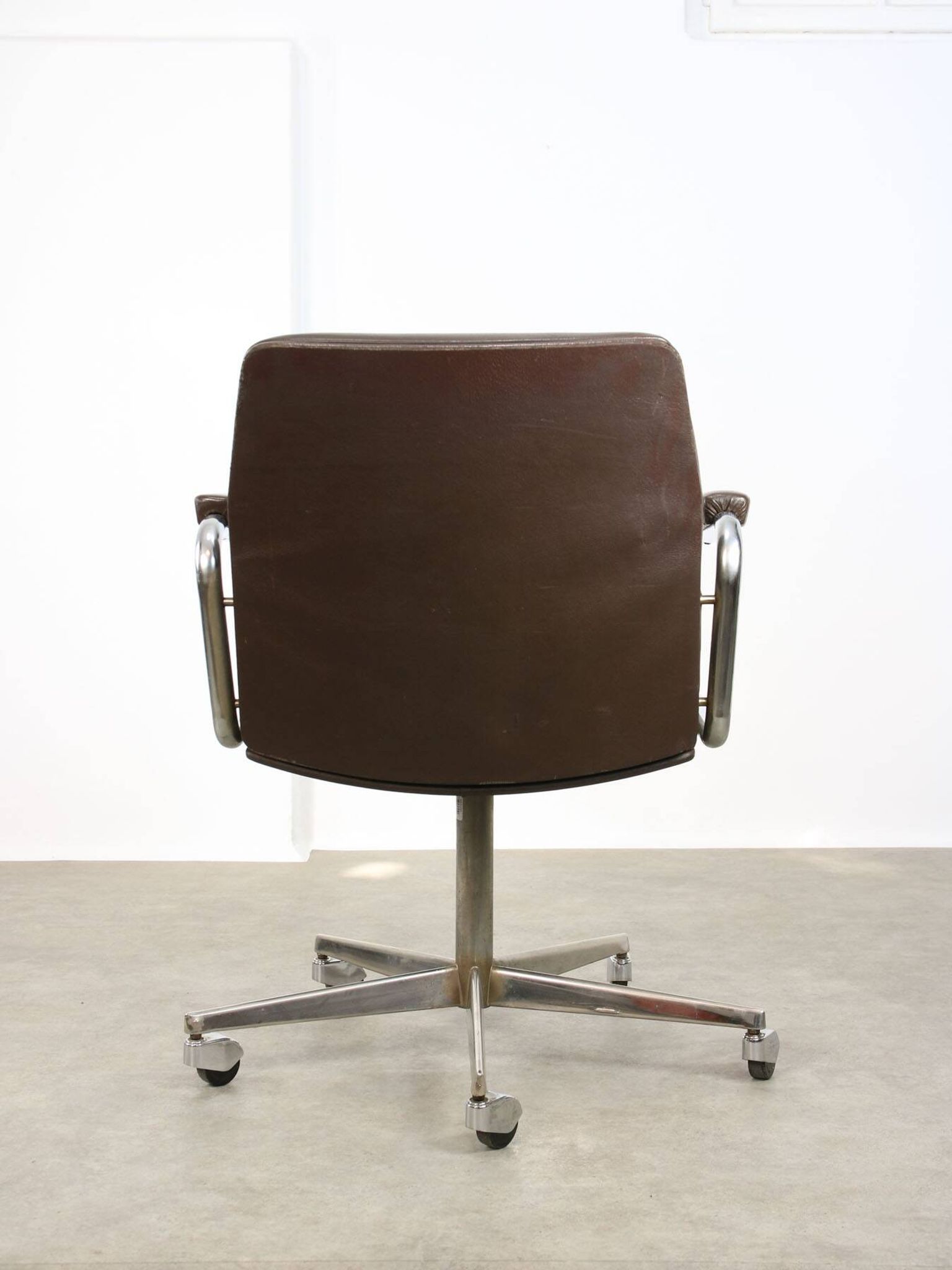 Chaise pivotante en cuir marron italien du milieu du siècle