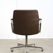Chaise pivotante en cuir marron italien du milieu du siècle