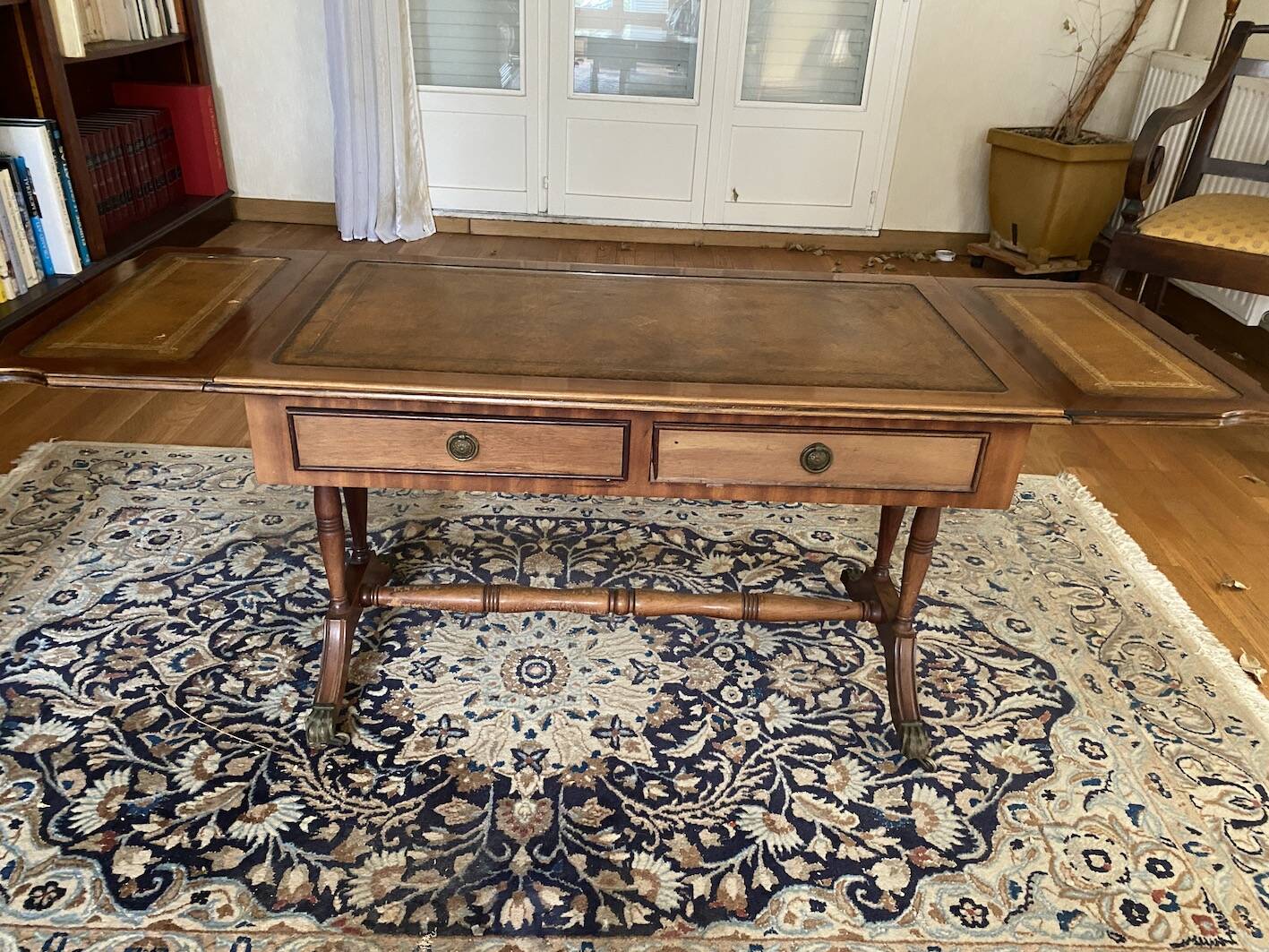 Table basse anglaise victorienne bois acajou / cuir / Feuille d’or