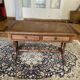 Table basse anglaise victorienne bois acajou / cuir / Feuille d’or