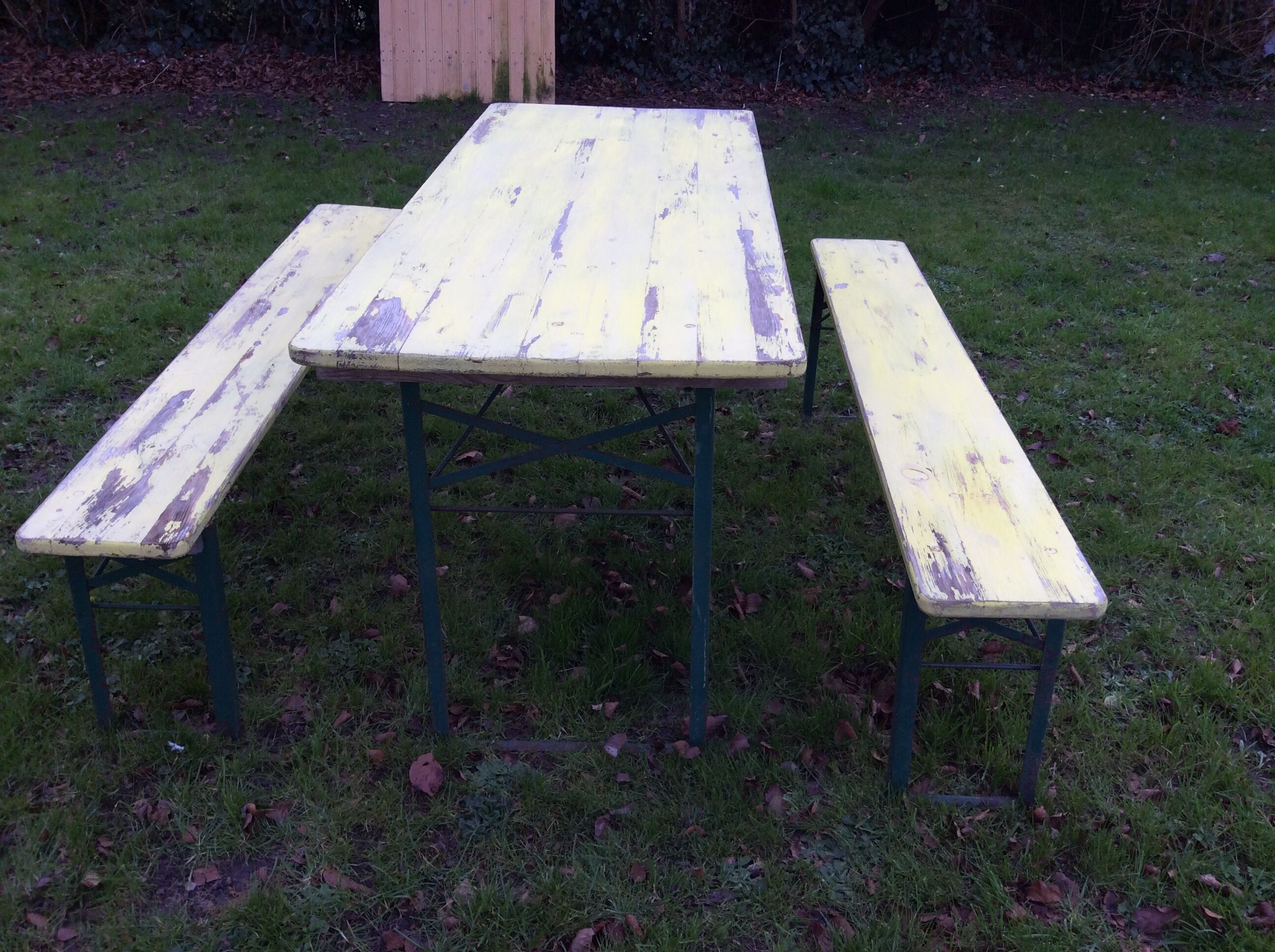 Table and 2 benches