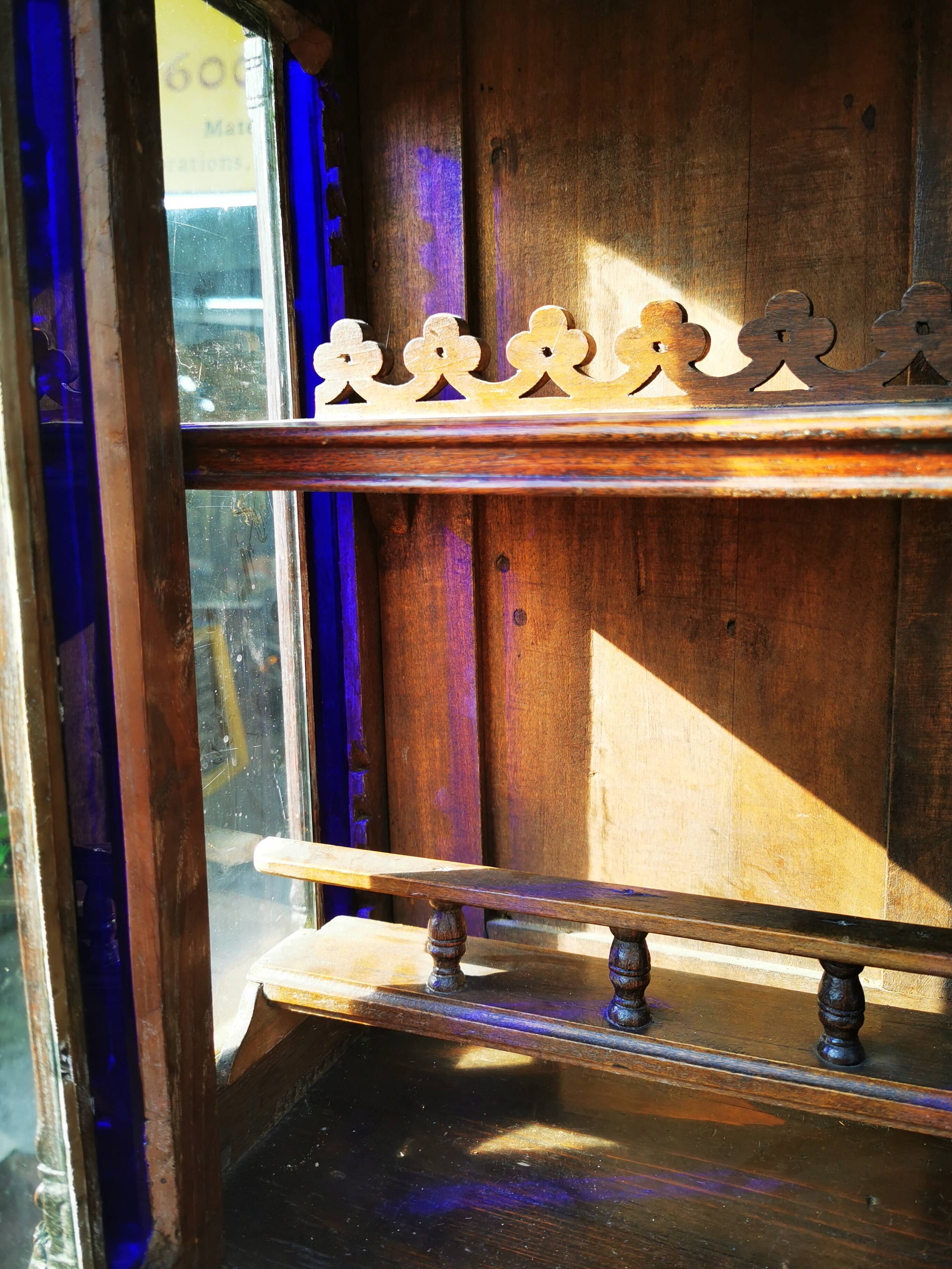 Cabinet / Vaisselier ancien richement sculpté 19éme