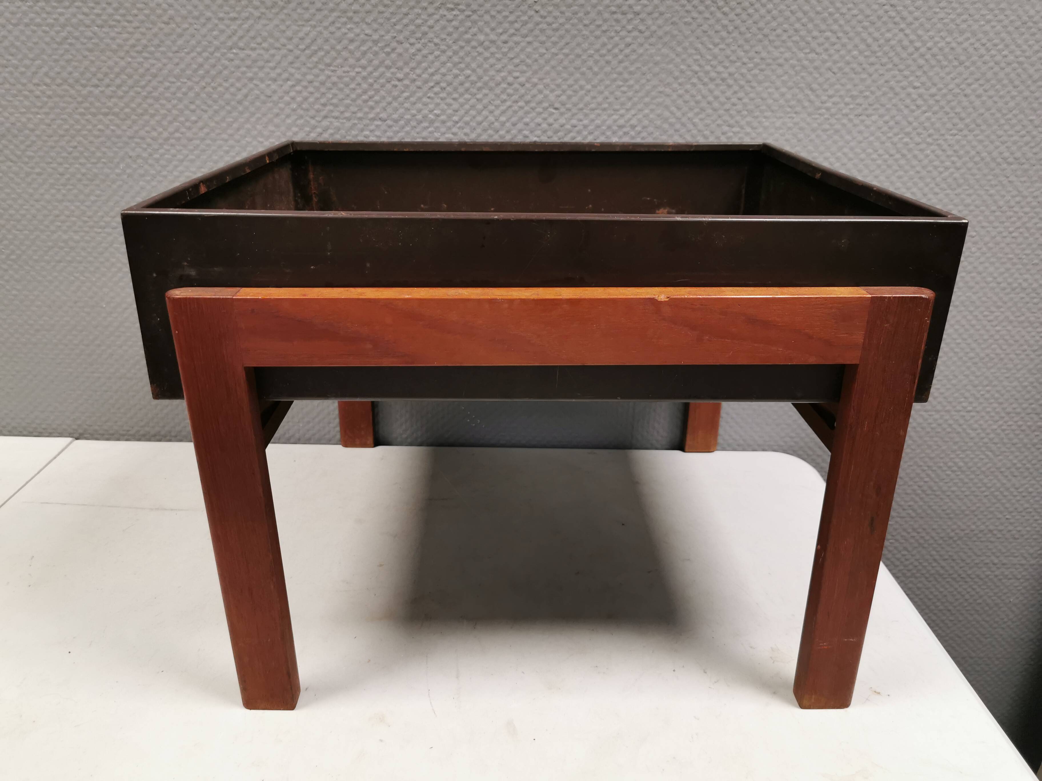 Danish-designed plant box in teak wood 1960s. With a recessed box (insert).