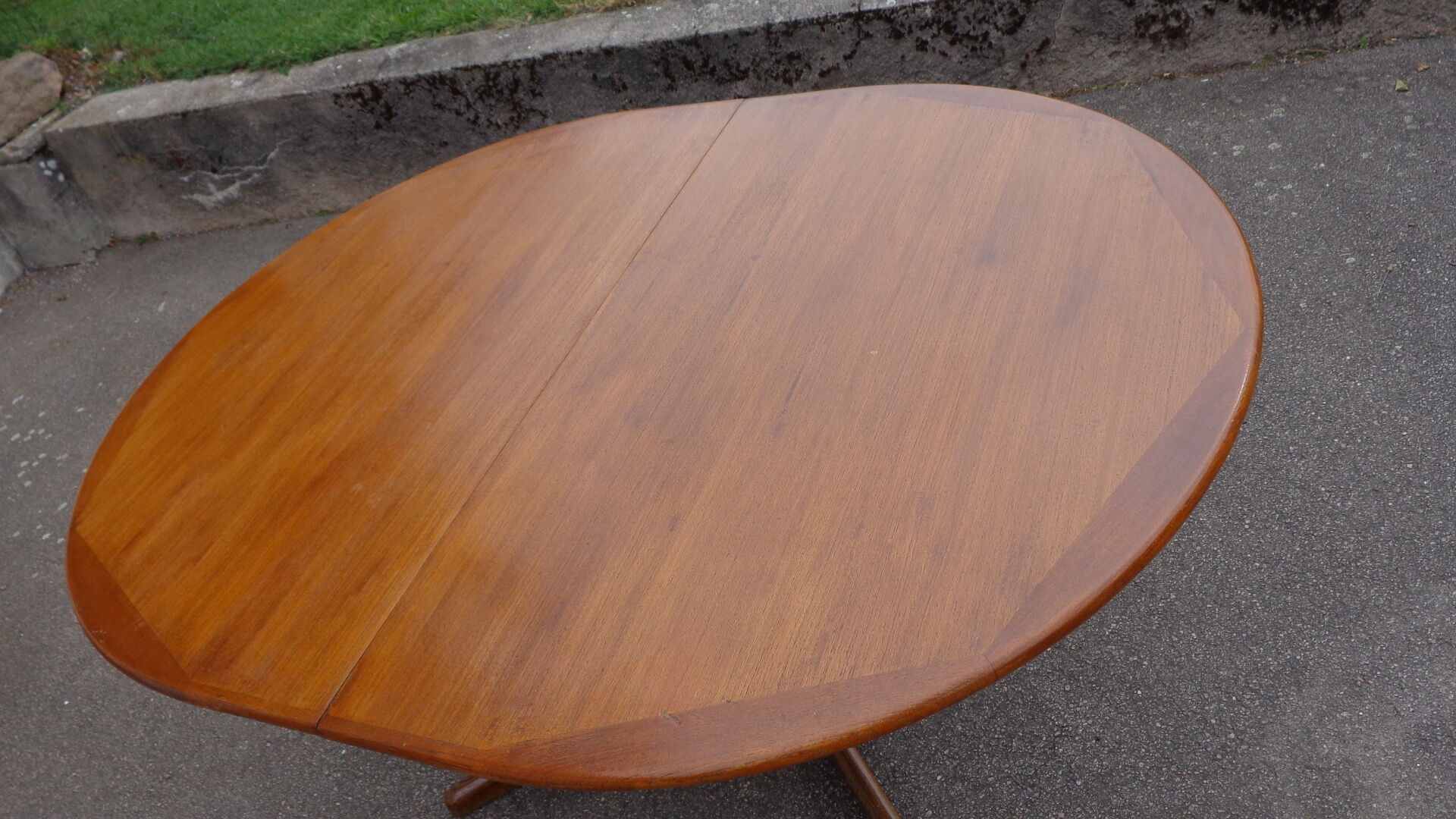 Dark baumann table
