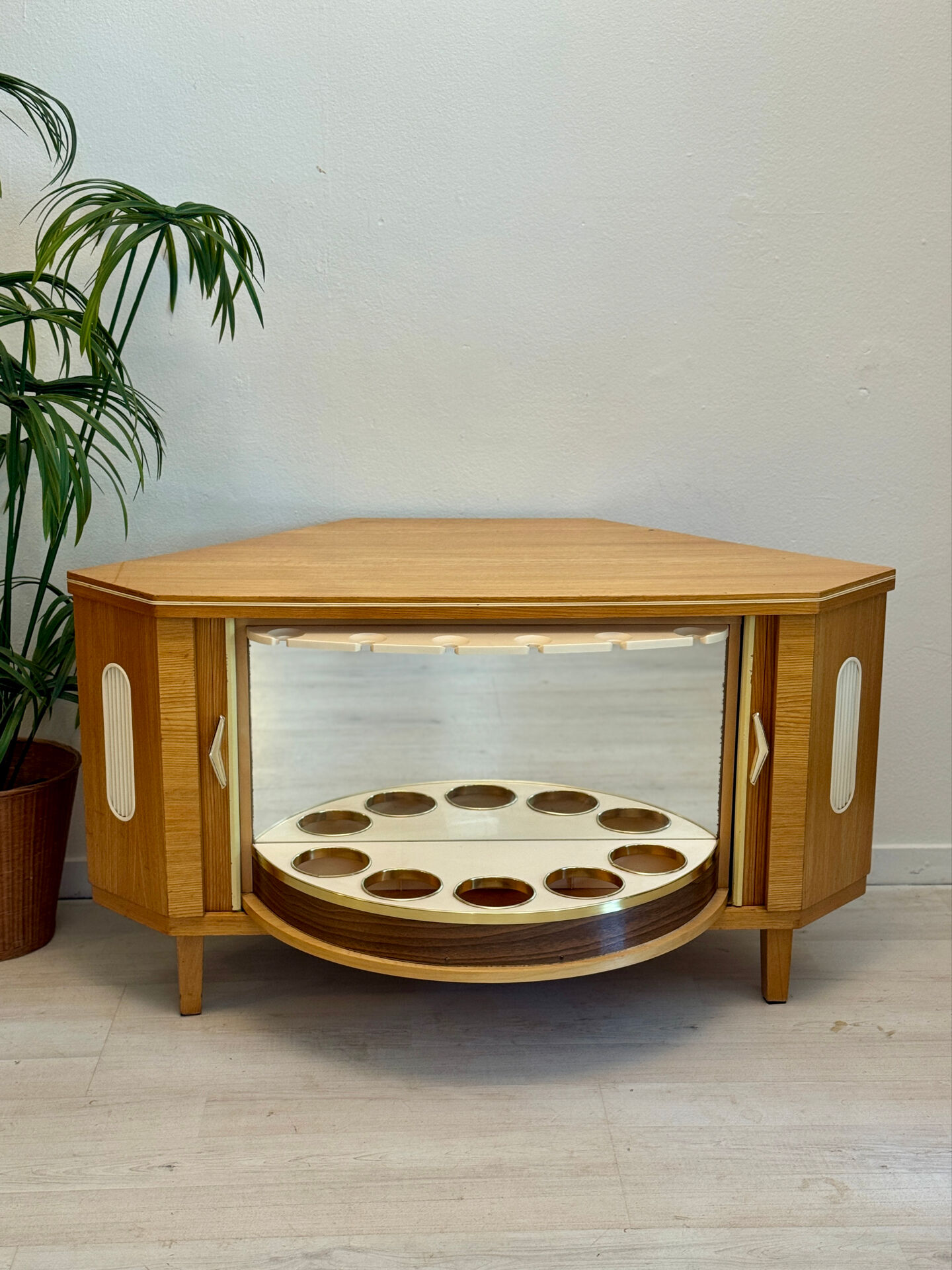 Cabinet de bar vintage « speakeasy »