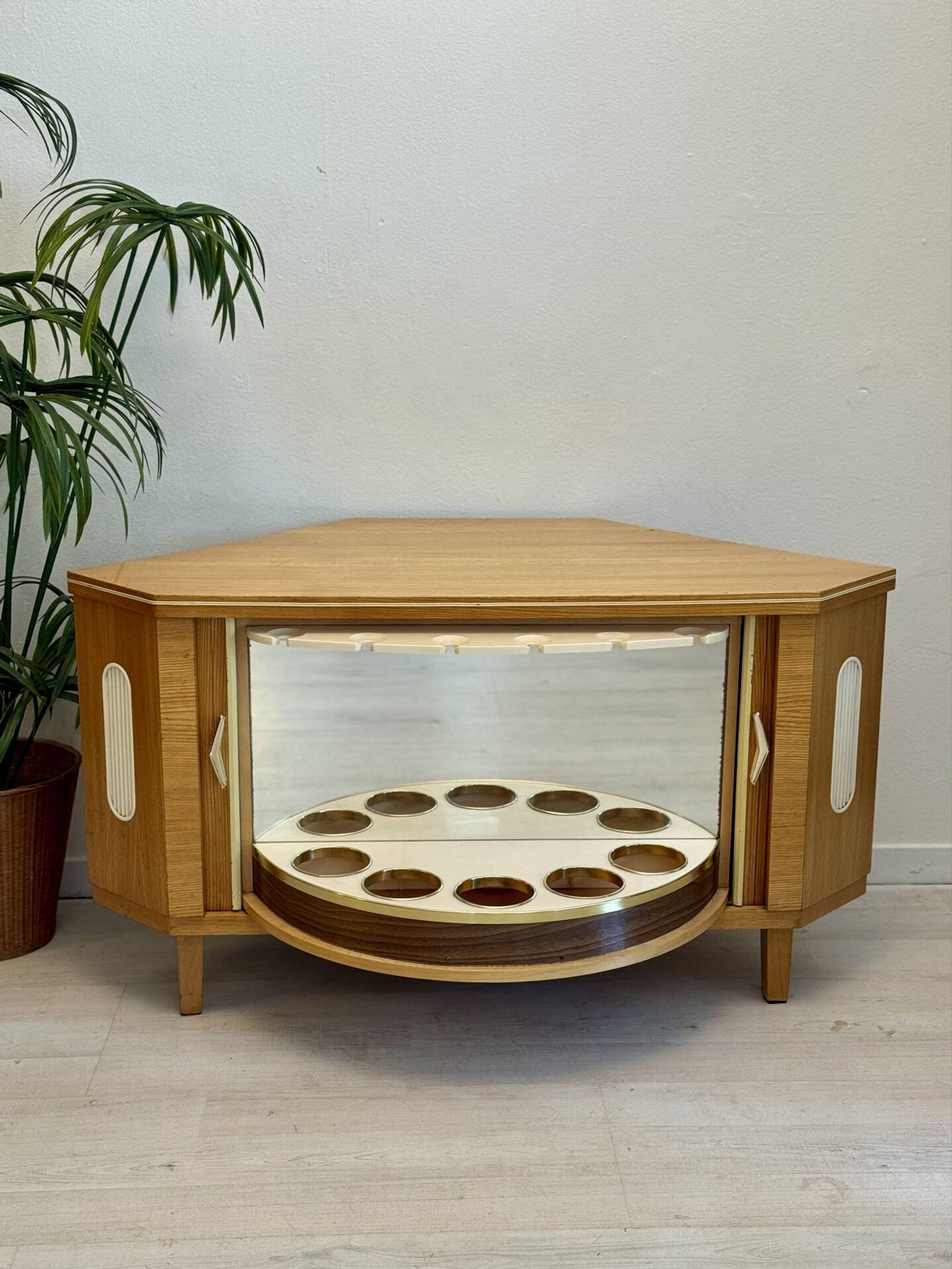 Cabinet de bar vintage « speakeasy »