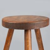 Tabouret bas rustique brutaliste tripode en bois massif de fabrication artisanale française