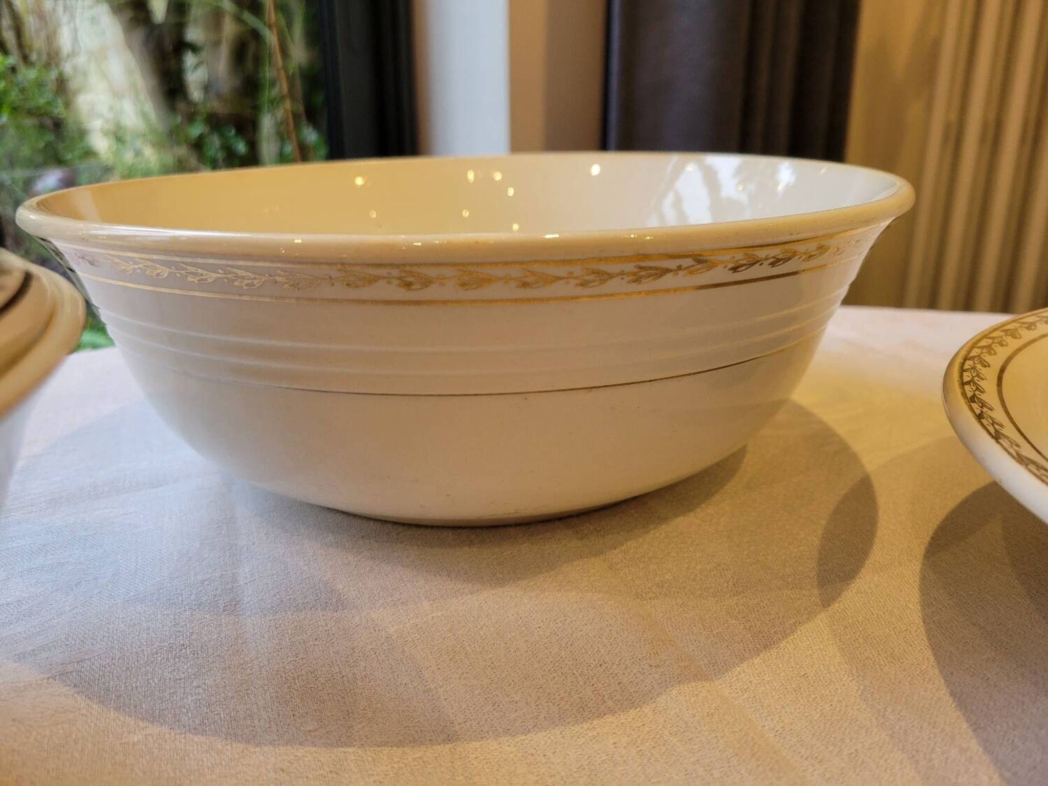 Table service in opaque porcelain with gold leaf.