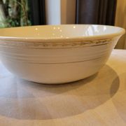 Table service in opaque porcelain with gold leaf.