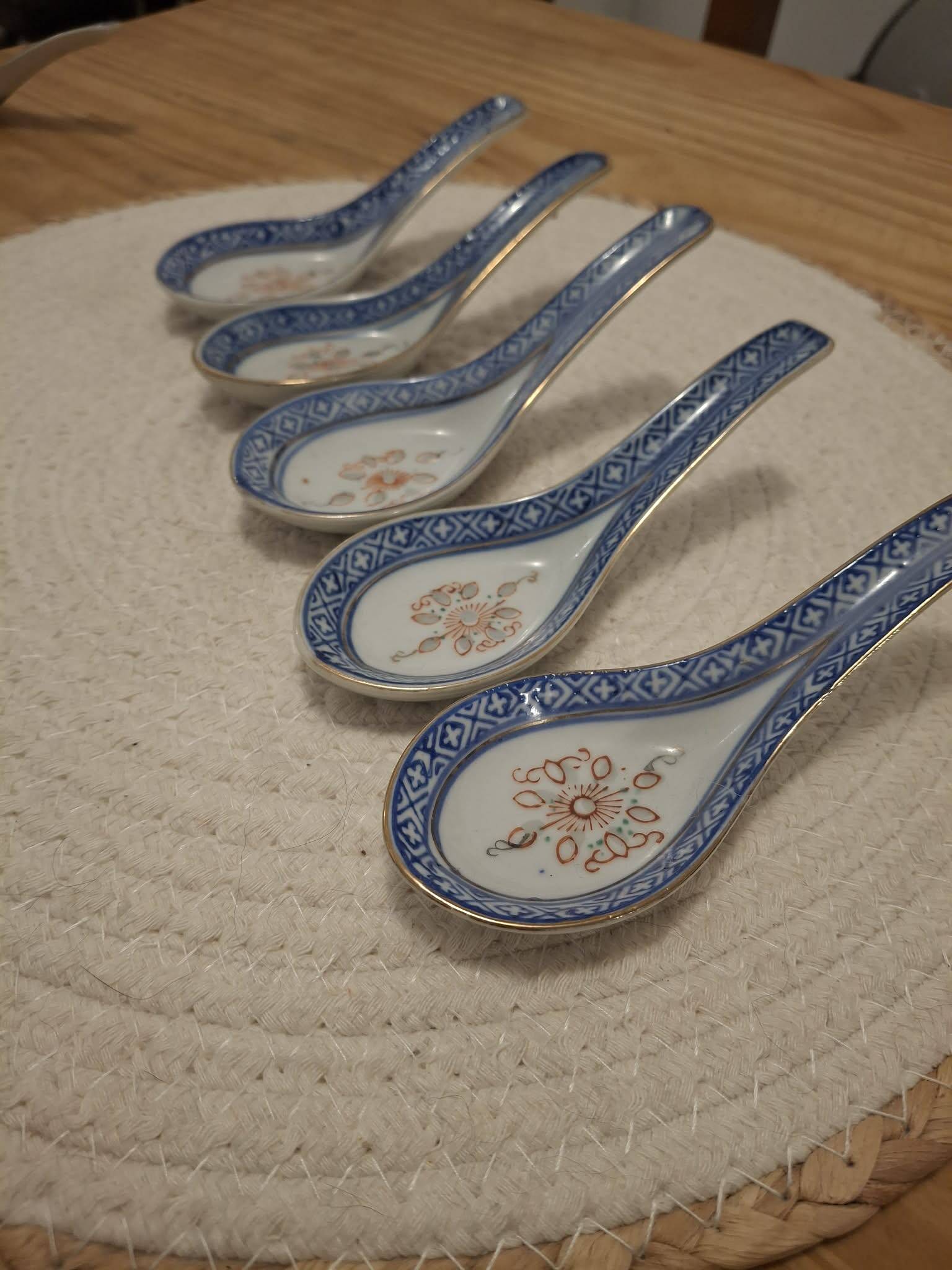 5 cuillères asiatiques en porcelaine bleue et blanche