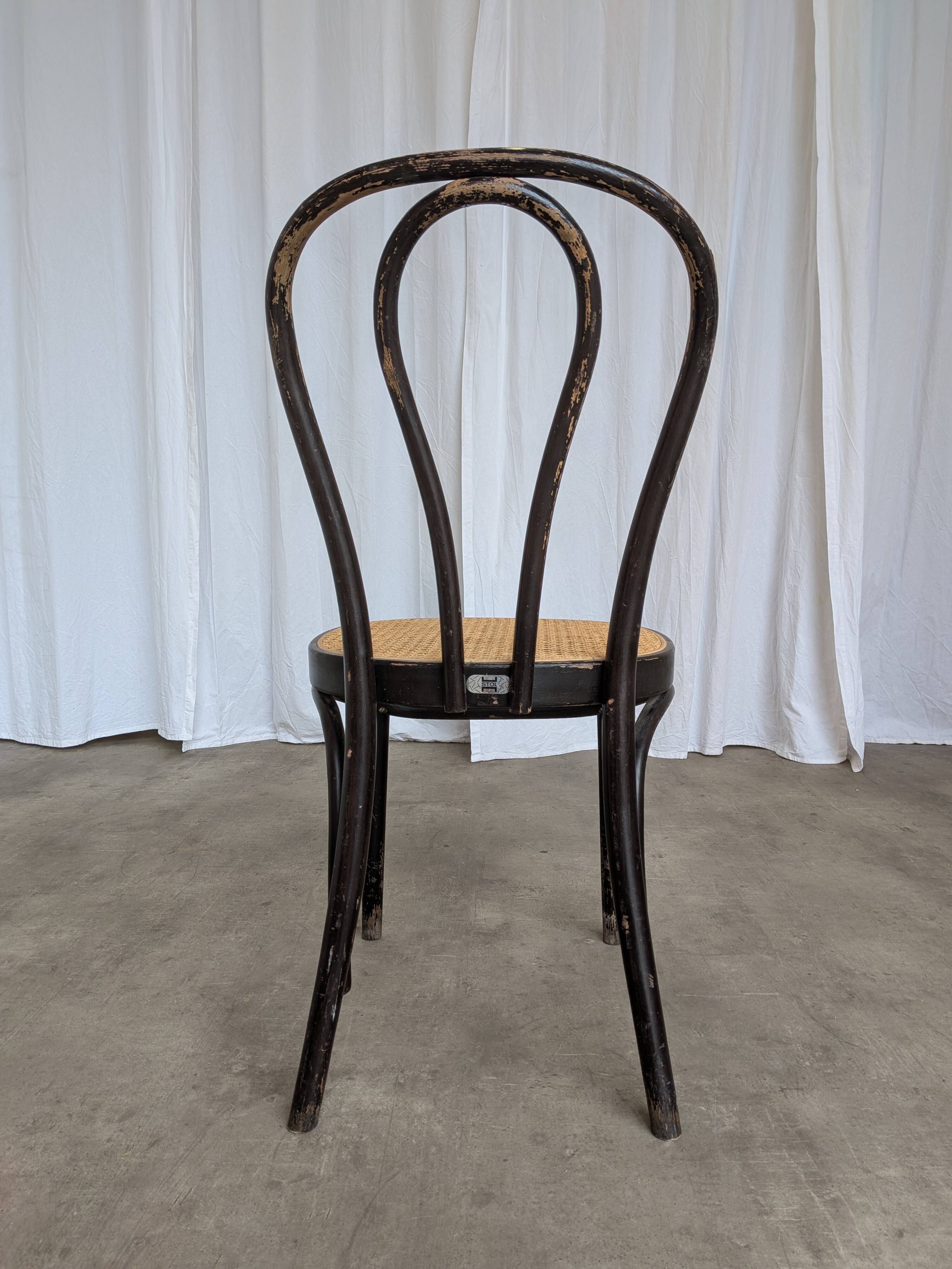 Chaise de salle à manger vintage en bois cintré : siège en osier noir de style Thonet
