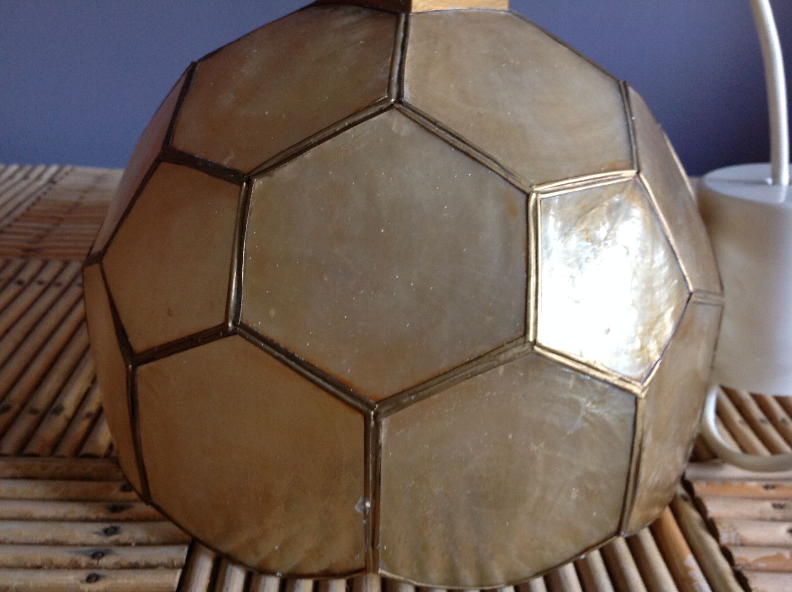 Suspension in mother-of-pearl