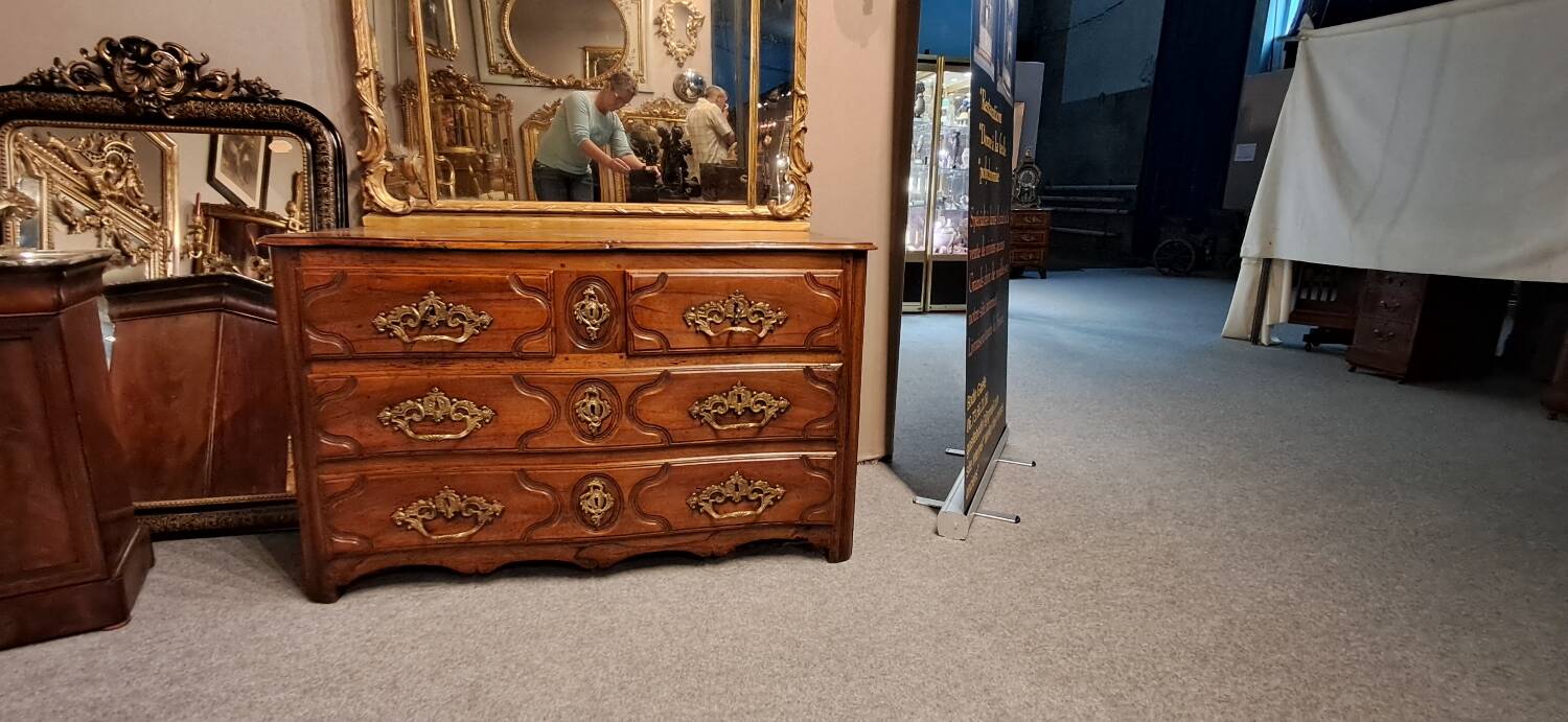 18th century walnut chest of drawers