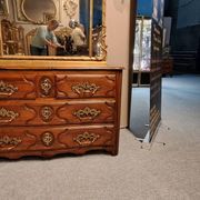 Commode en noyer XVIII
