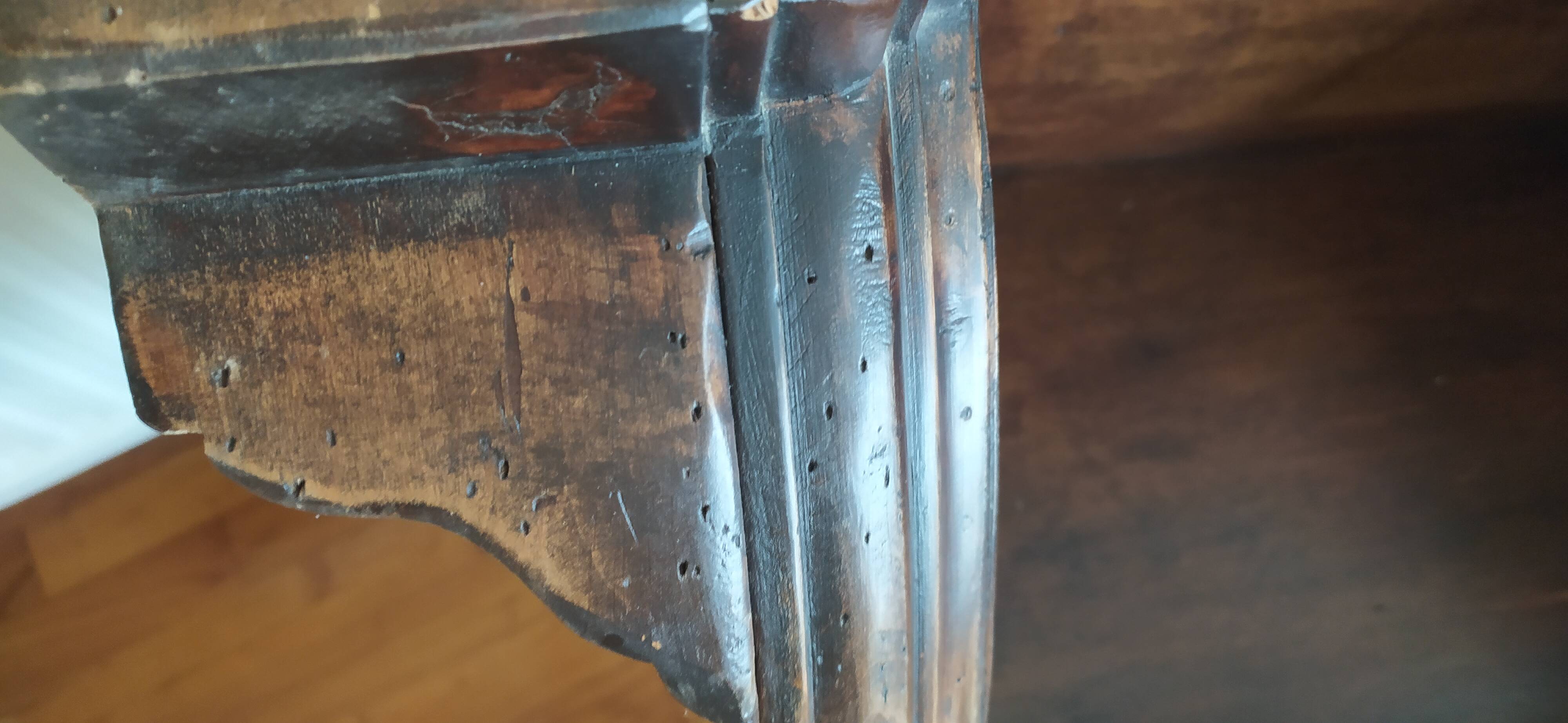 Wooden corner unit 220 cm high, 40 cm wide and 27 cm deep.