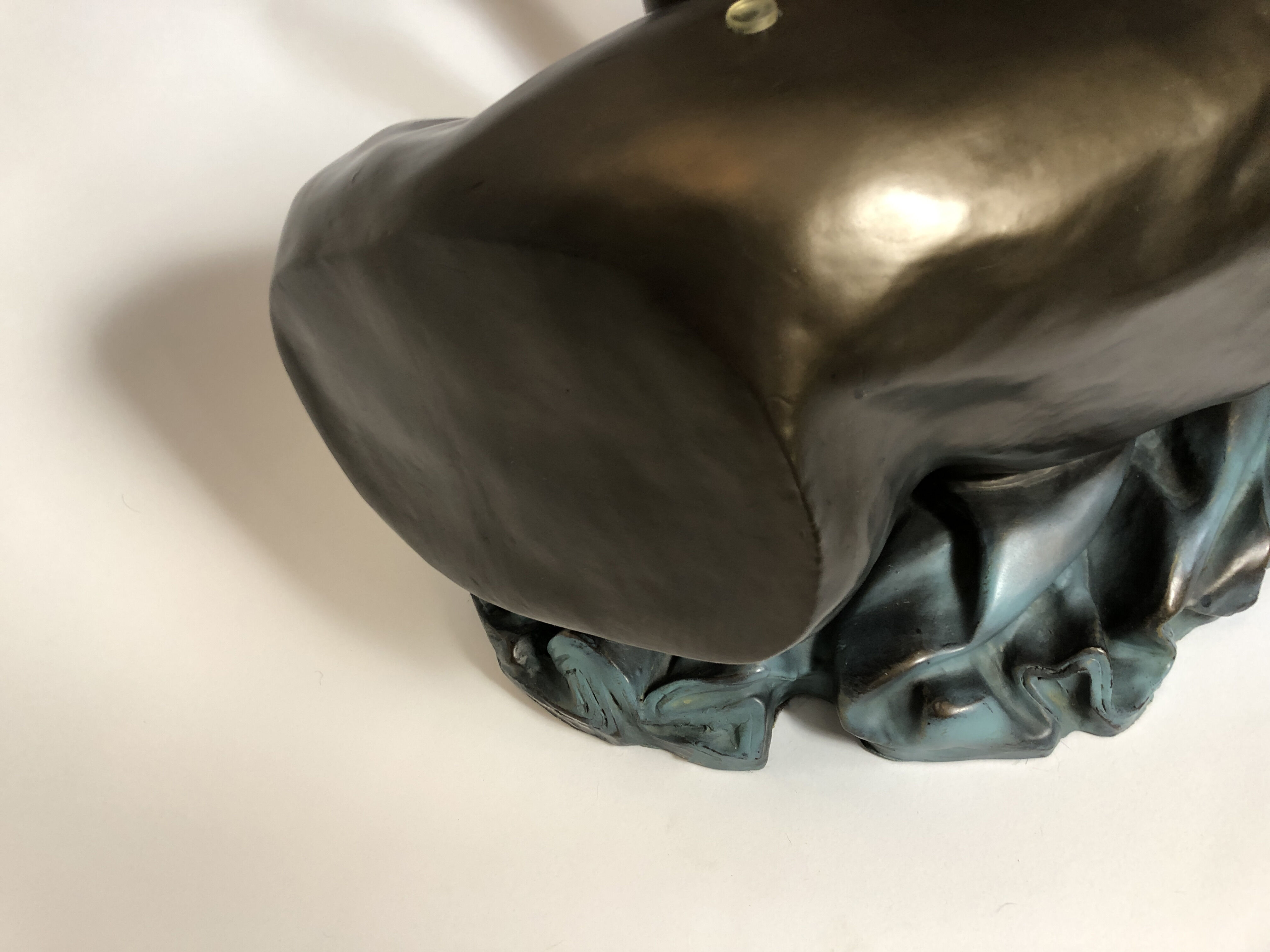 Hollywood Regency hand-shaped coffee table, from the 70s and 80s, in bronze patinated resin.