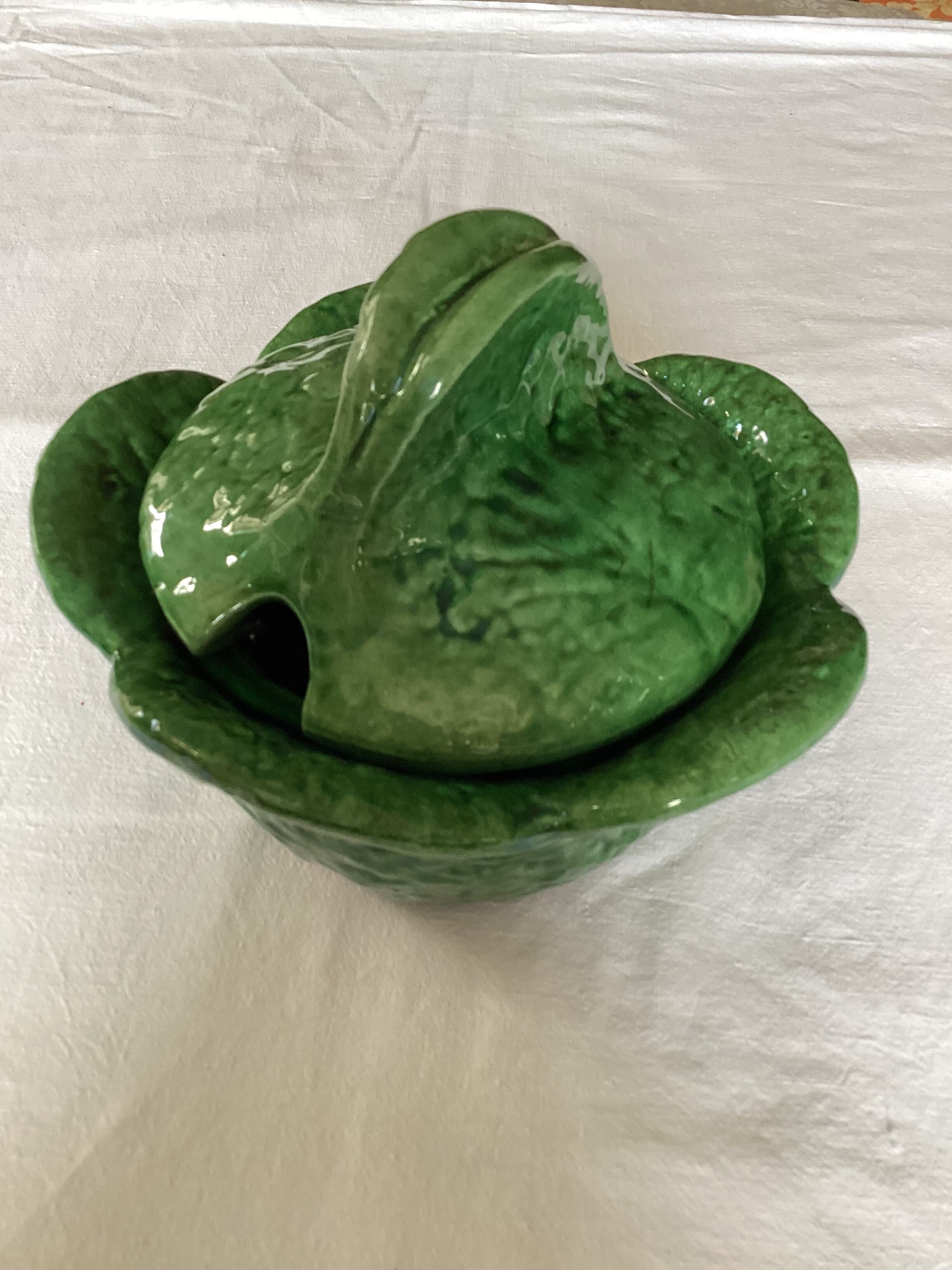 Soup bowl or vegetable in the shape of cabbage slurry