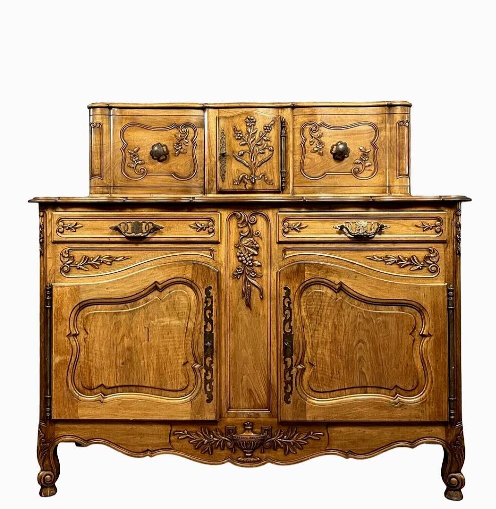 Buffet provençal a glissants style Louis XV estampillé en bois fruitier