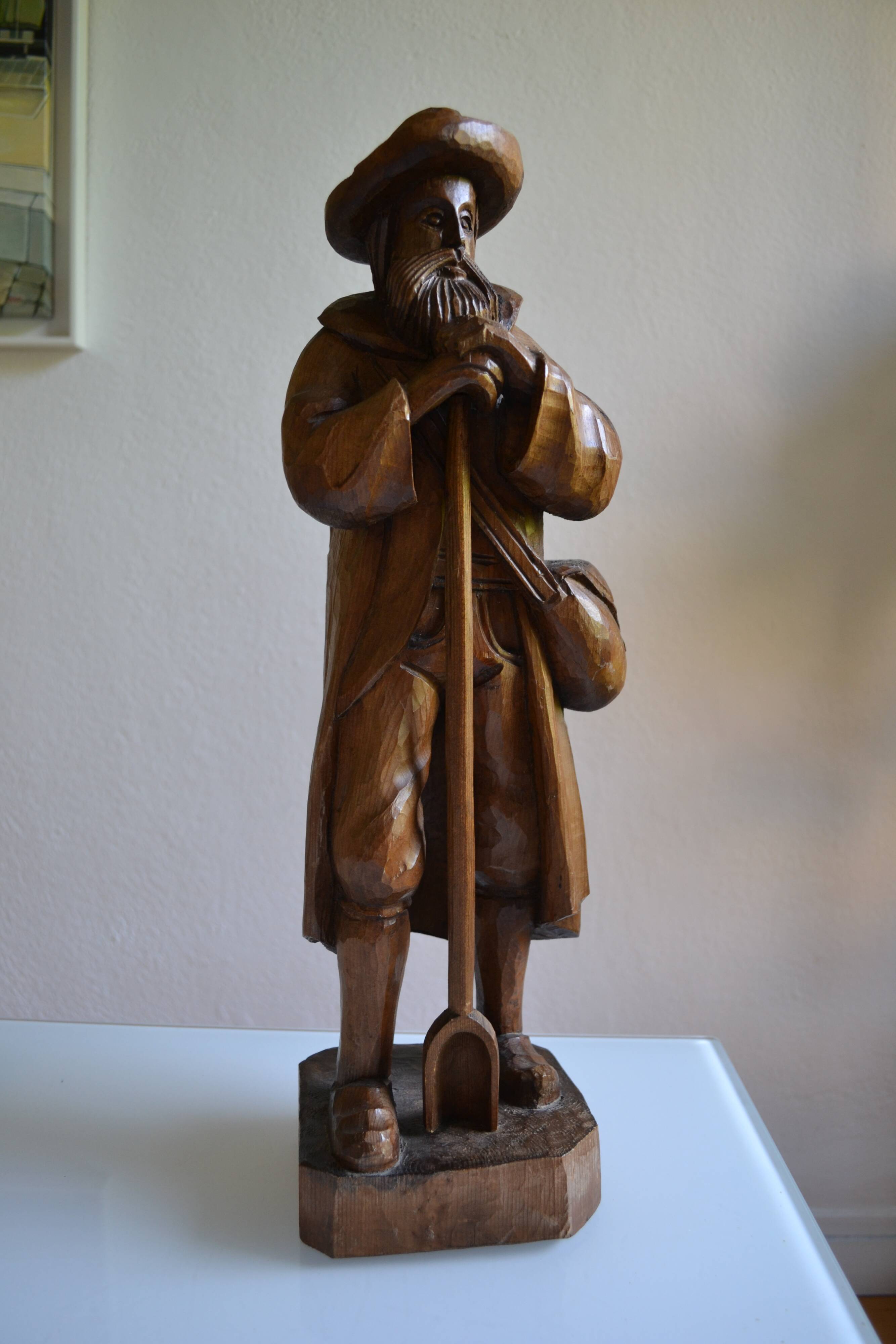 Large wooden sculpture of a man with his grain shovel 52 cm