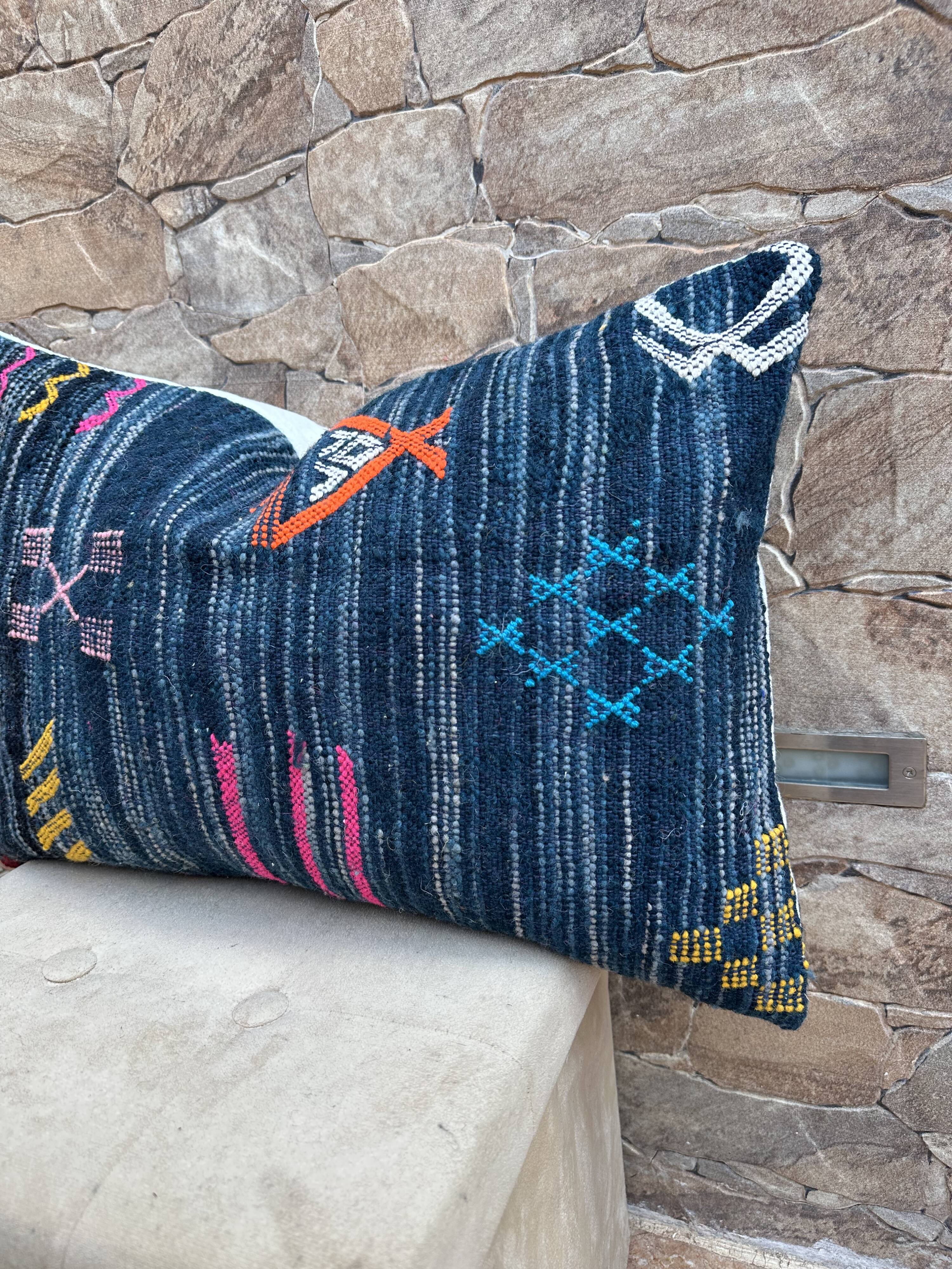 Handmade Moroccan Kilim cushion cover: Bohemian decorative cushion