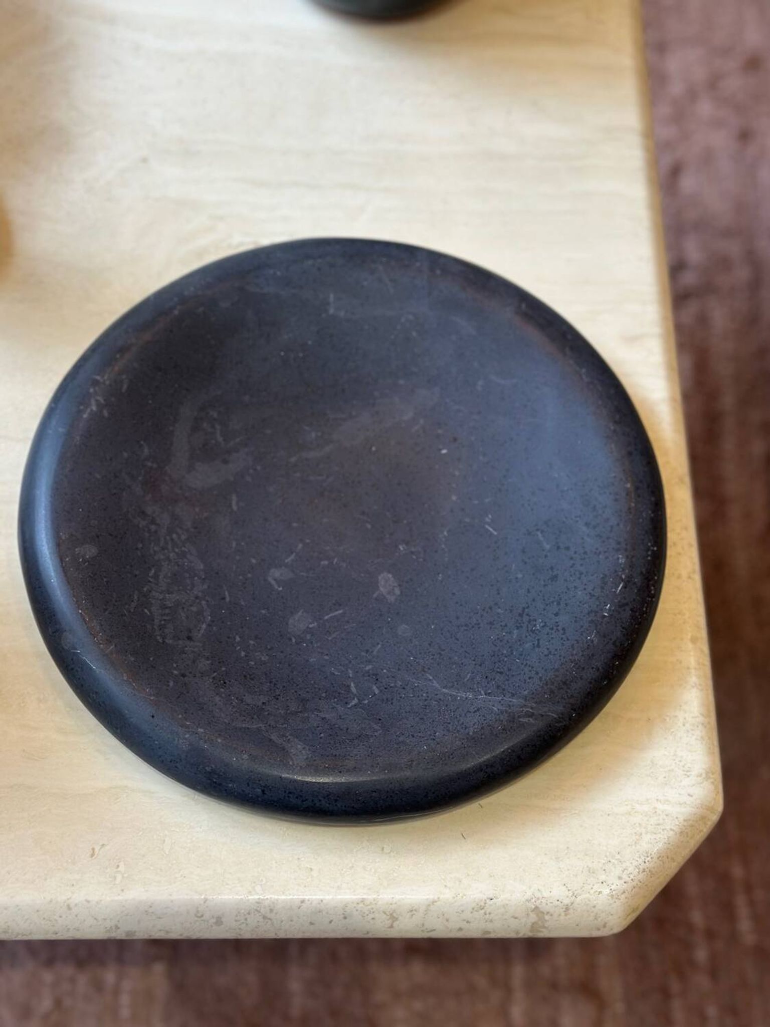 Plateau plat assiette donut en marbre noir poli  sculptural vintage vide po