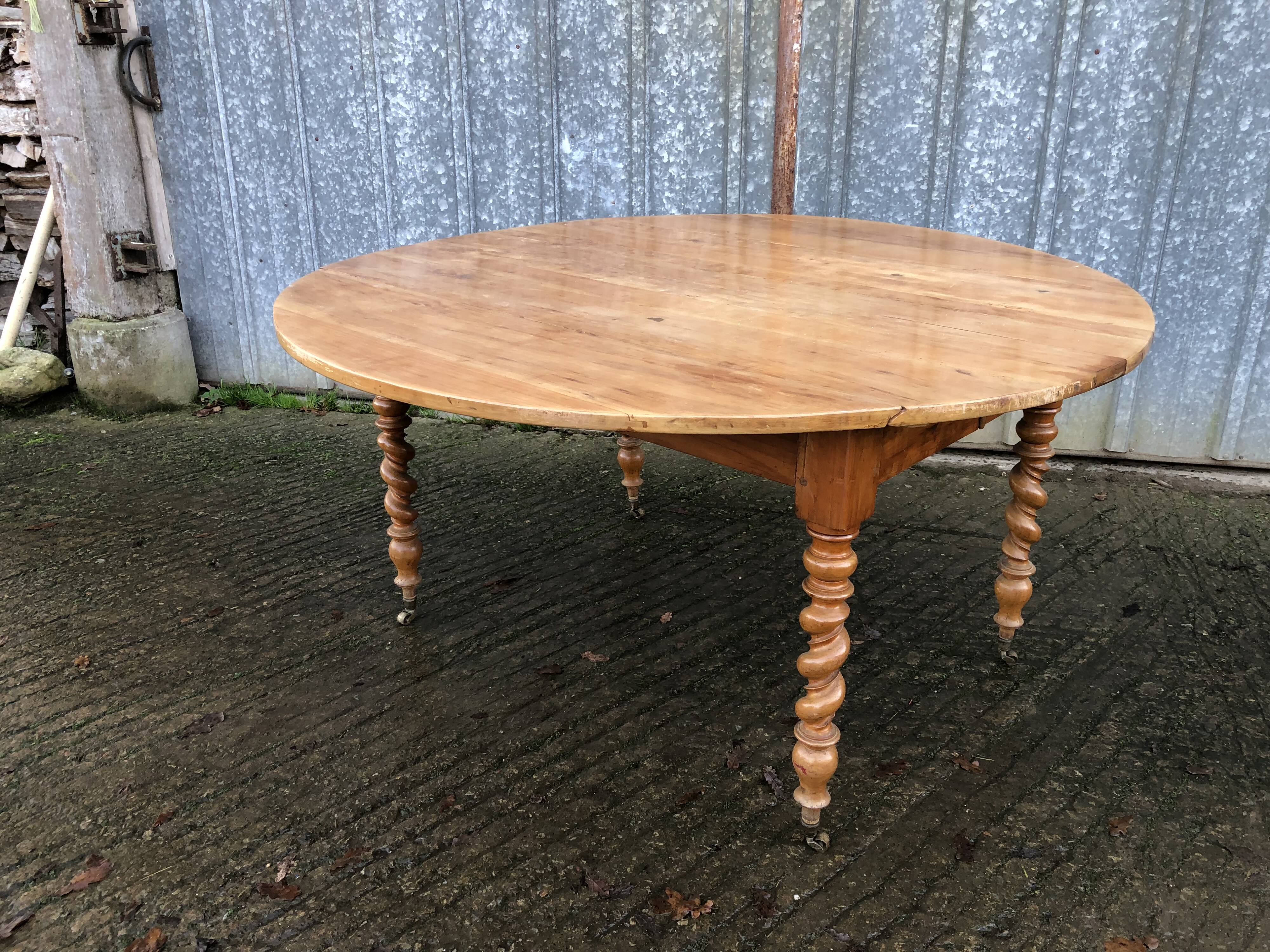 Round table in solid cherry wood, extendable with twisted legs, Louis Philippe style.
