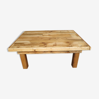 Rustic coffee table in palette