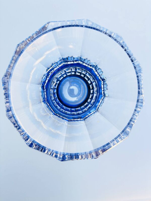 Val Saint Lambert – Coupe / vase en cristal bleu cobalt taillé signé –