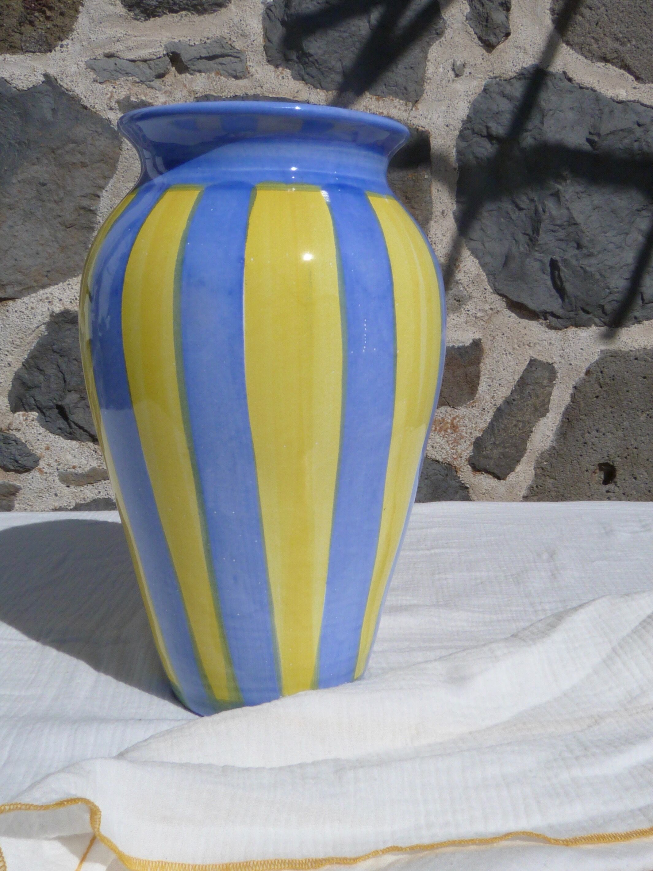 Vase rayé bleu et jaune