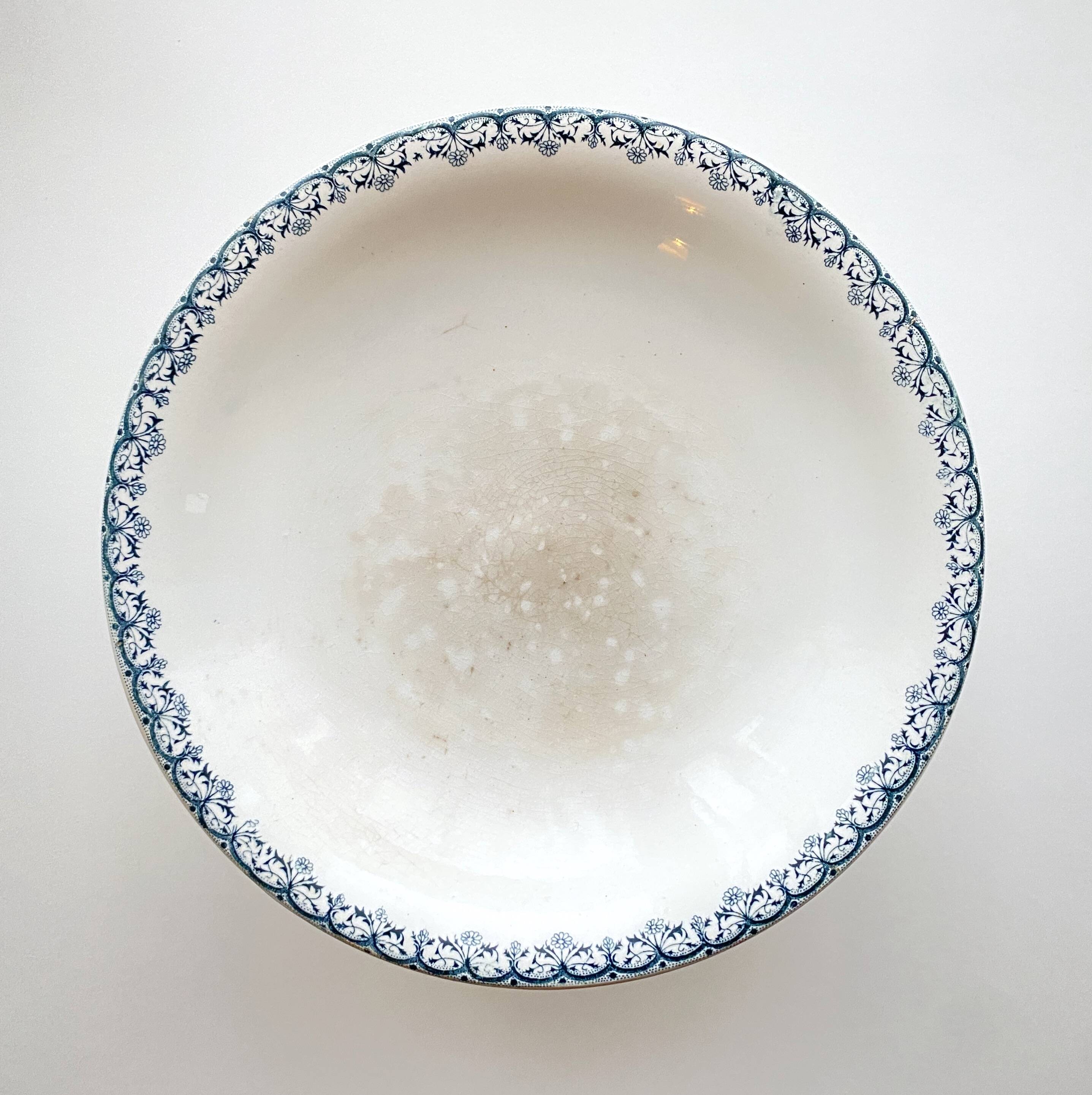 Compotier / Plate on foot signed Saint Amand and Hamage