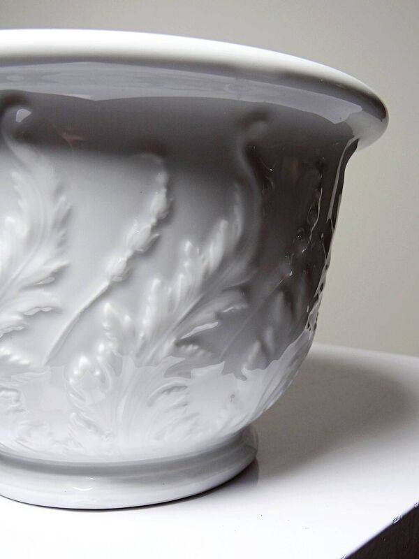 Cache-pot ancien en porcelaine de Limoges à décor en relief de feuillages