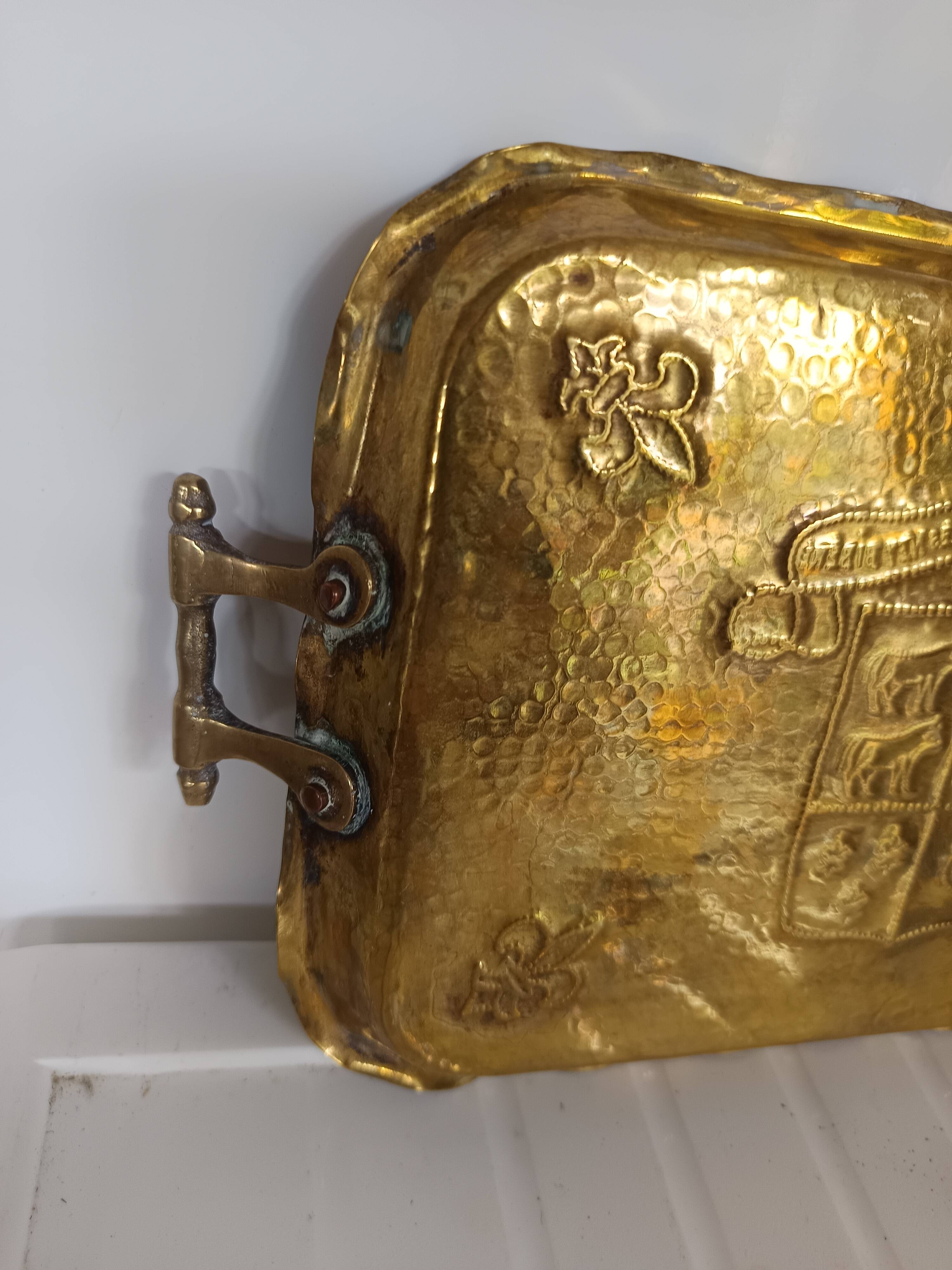 Plateau béarnais ancien en laiton martelé en décor héraldique et devise