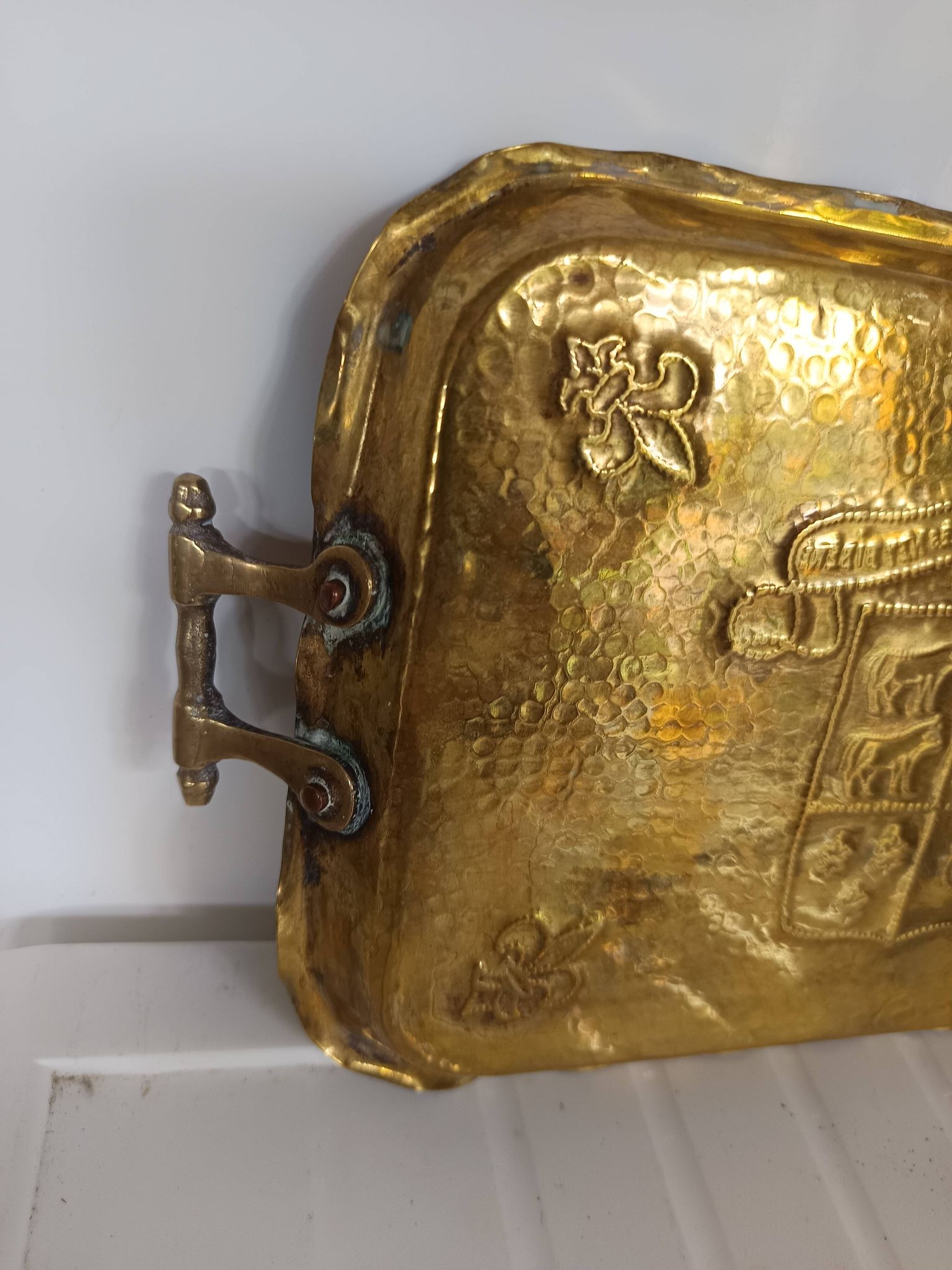 Ancient Béarn plateau in hammered brass with heraldic decoration and motto.