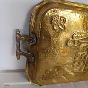 Ancient Béarn plateau in hammered brass with heraldic decoration and motto.