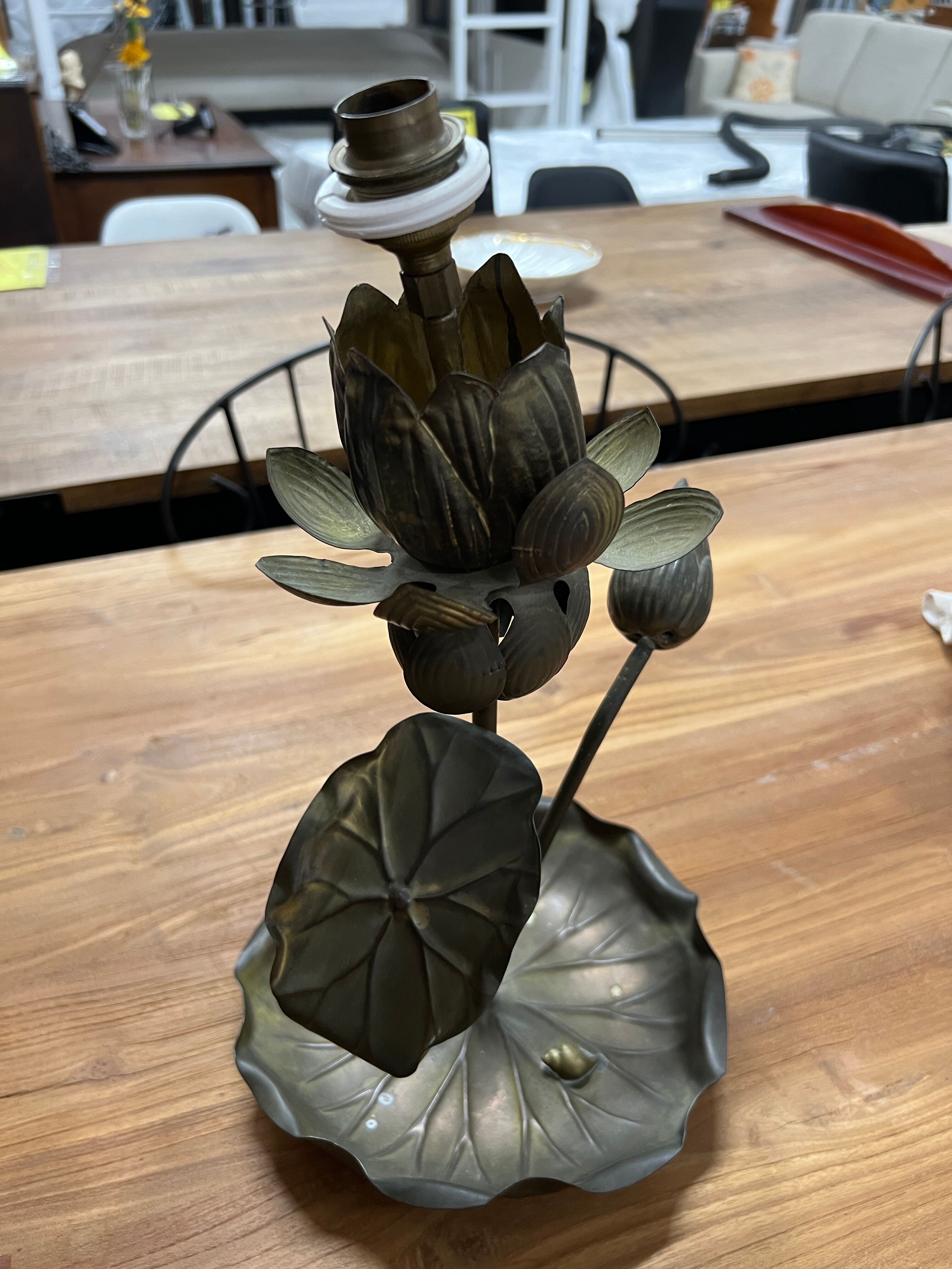Pied de lampe nénuphar en laiton vintage