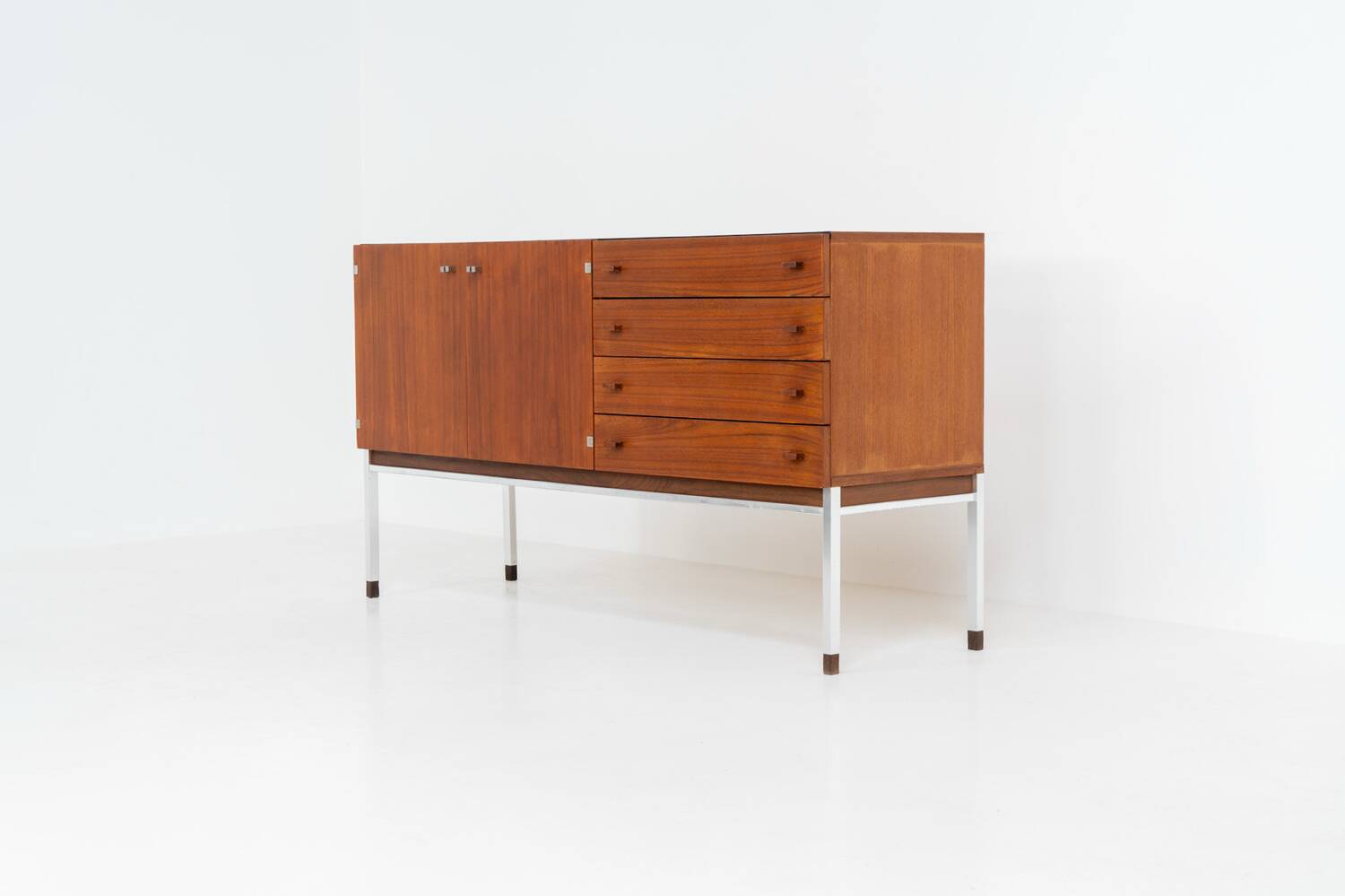 Buffet moderniste en teck (Belgique, années 1950).