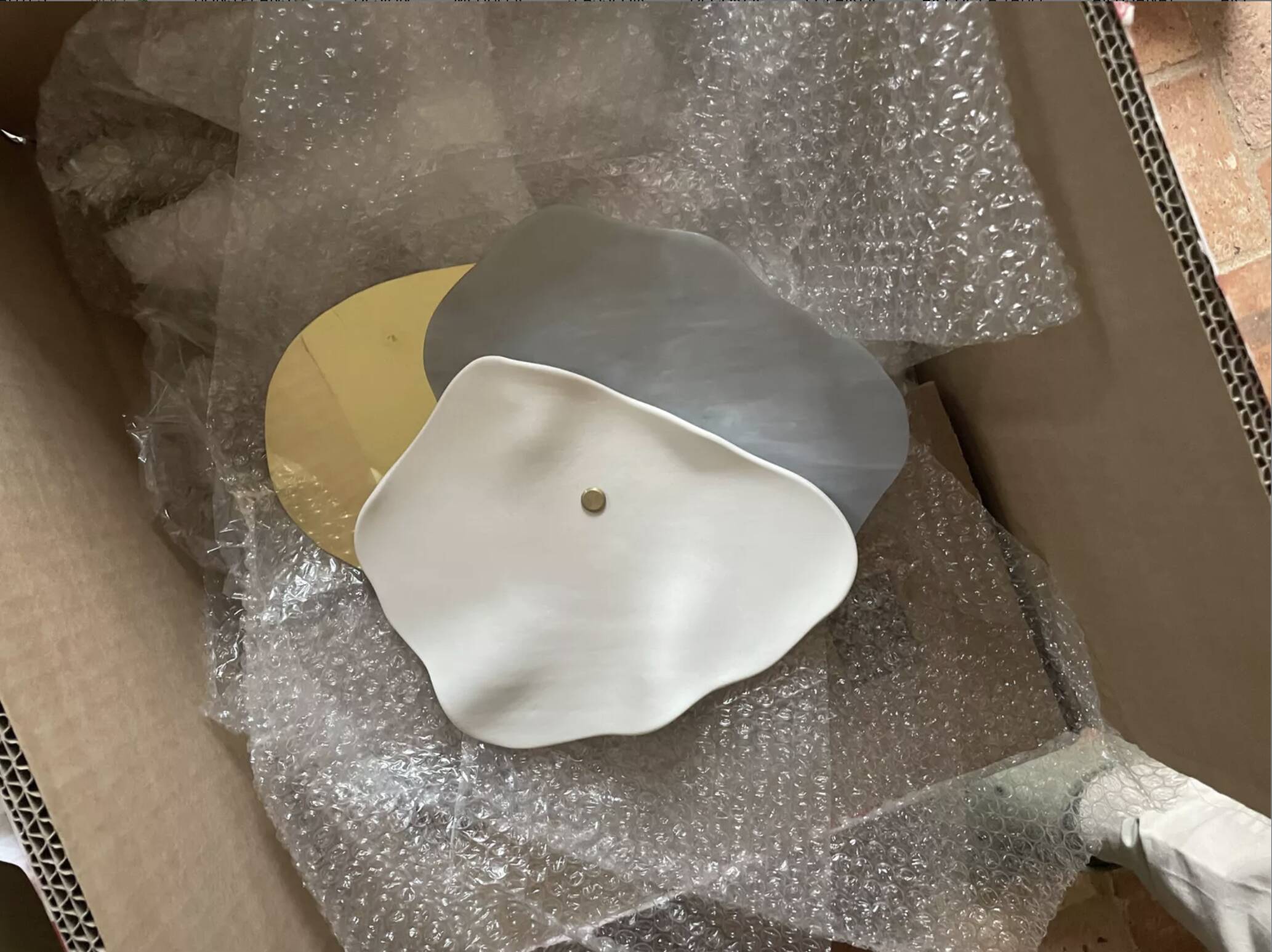 Wall lamp by Amande Haeghen ceramic and brass