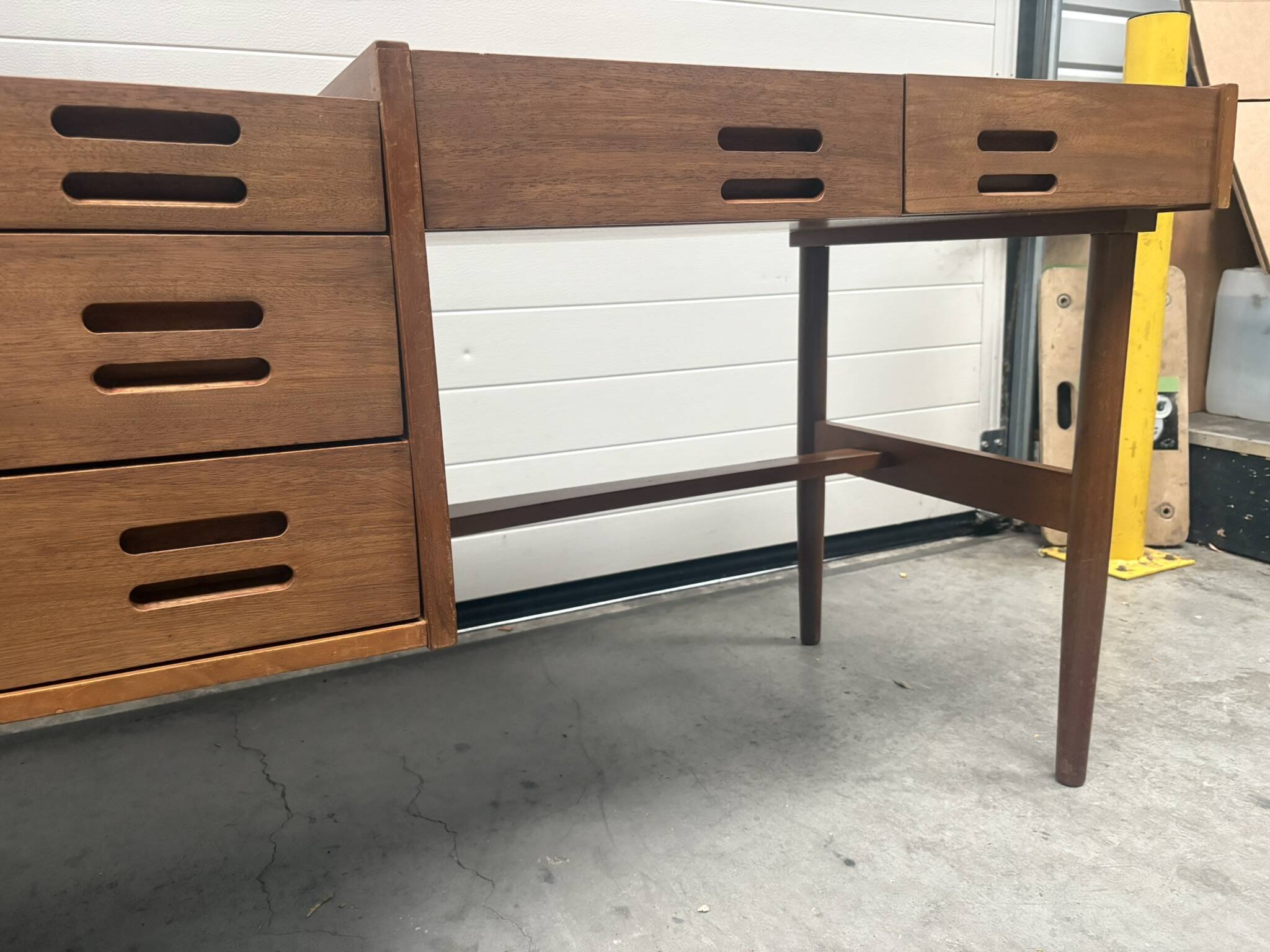Bureau Scandinave midcentury à caisson et finition acajou