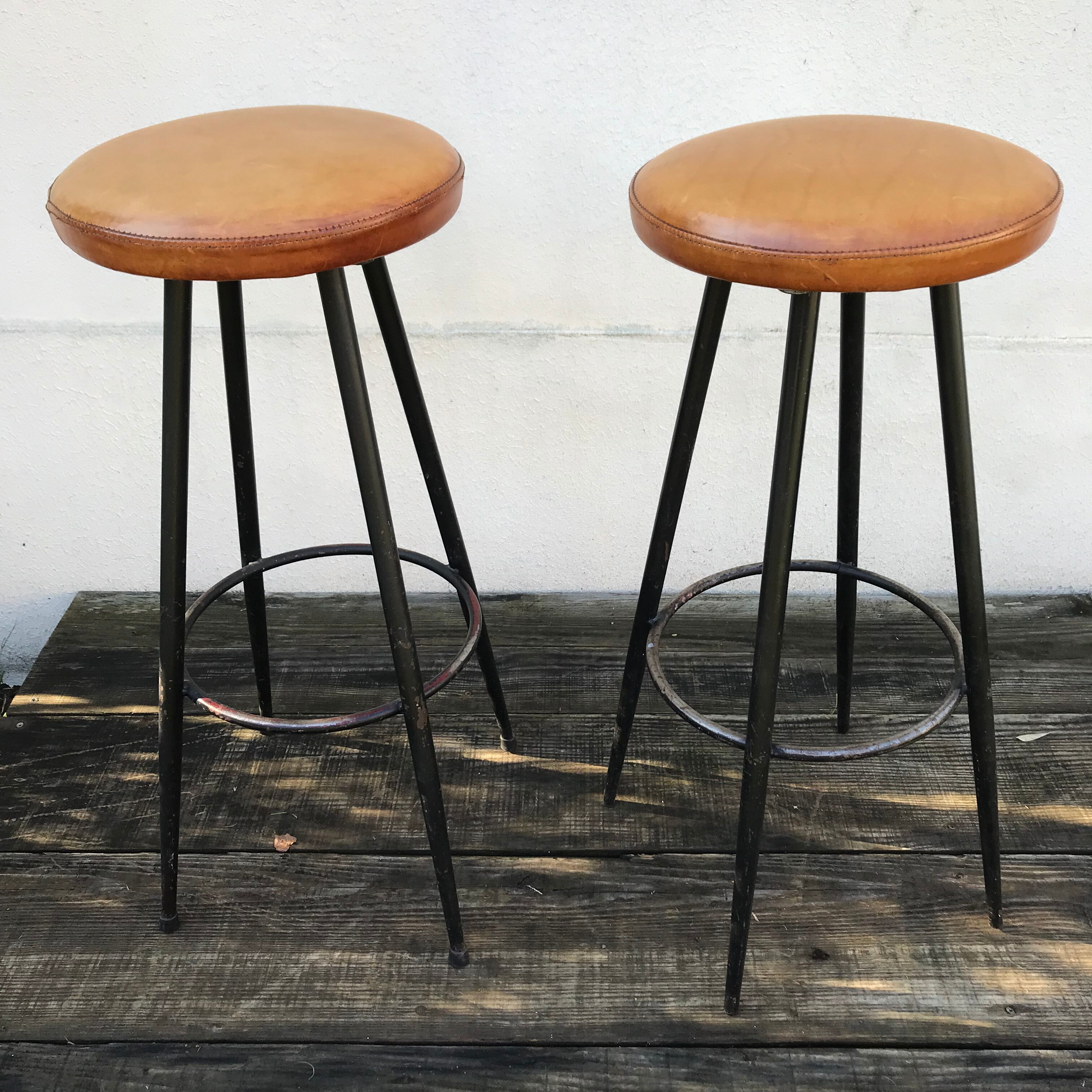 Paire de tabourets de bar assise cuir vintage 1950-60