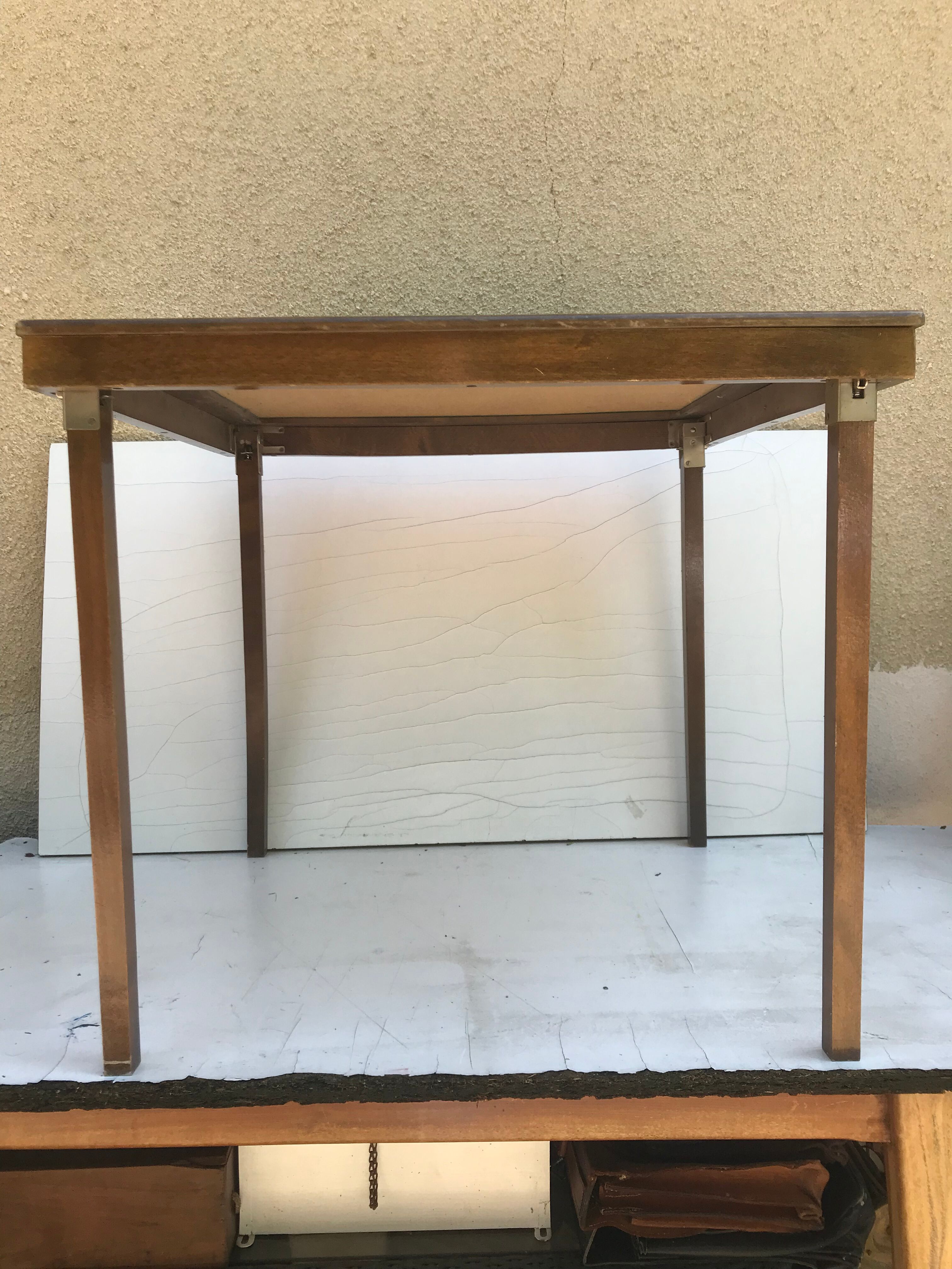 Ancienne table a jeu pliante marque meblutil et son plateau en feutrine verte vintage