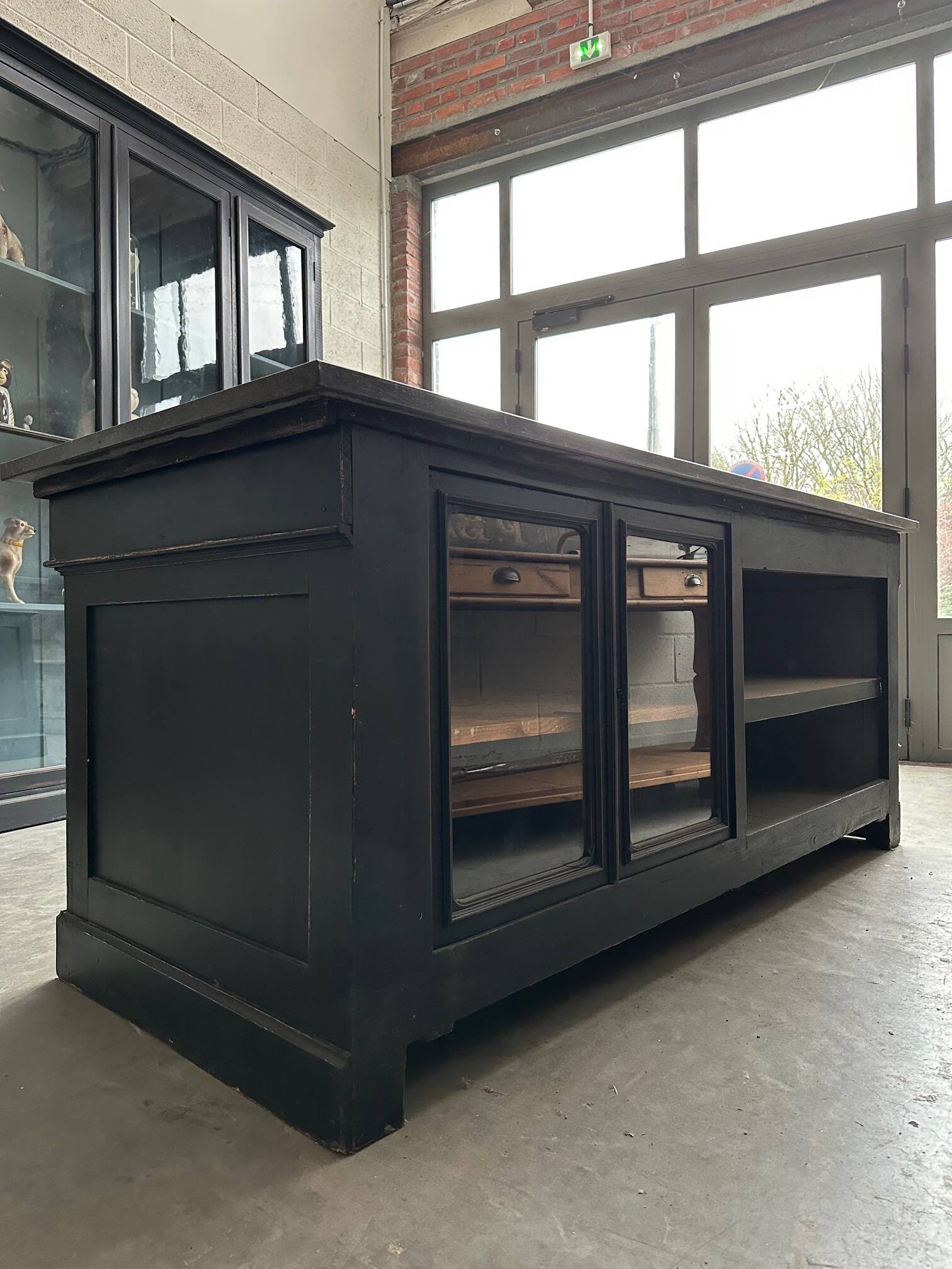 Ilot de magasin recouvert d’une pierre bleue