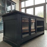 Ilot de magasin recouvert d’une pierre bleue