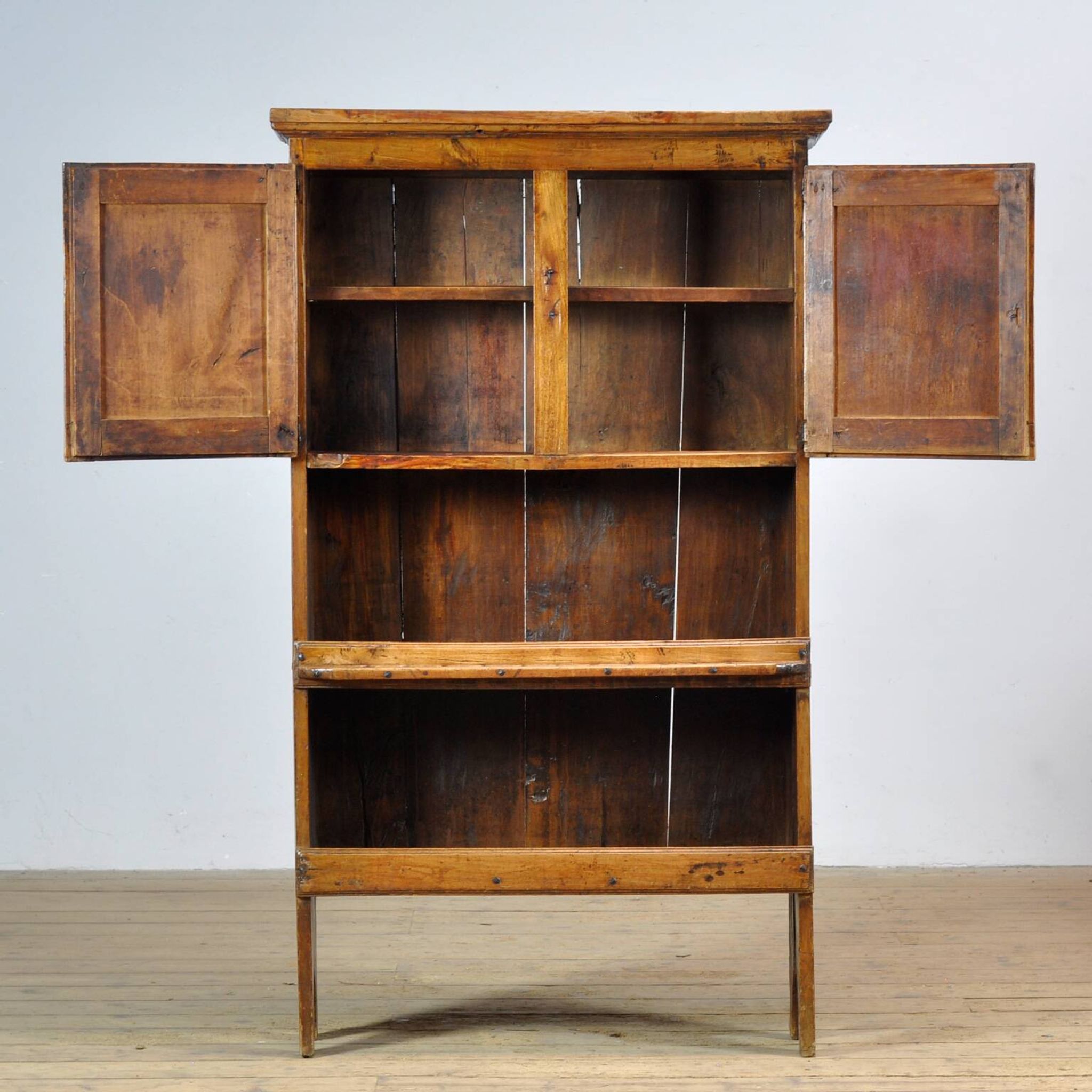 Cabinet en châtaignier espagnol, vers 1800