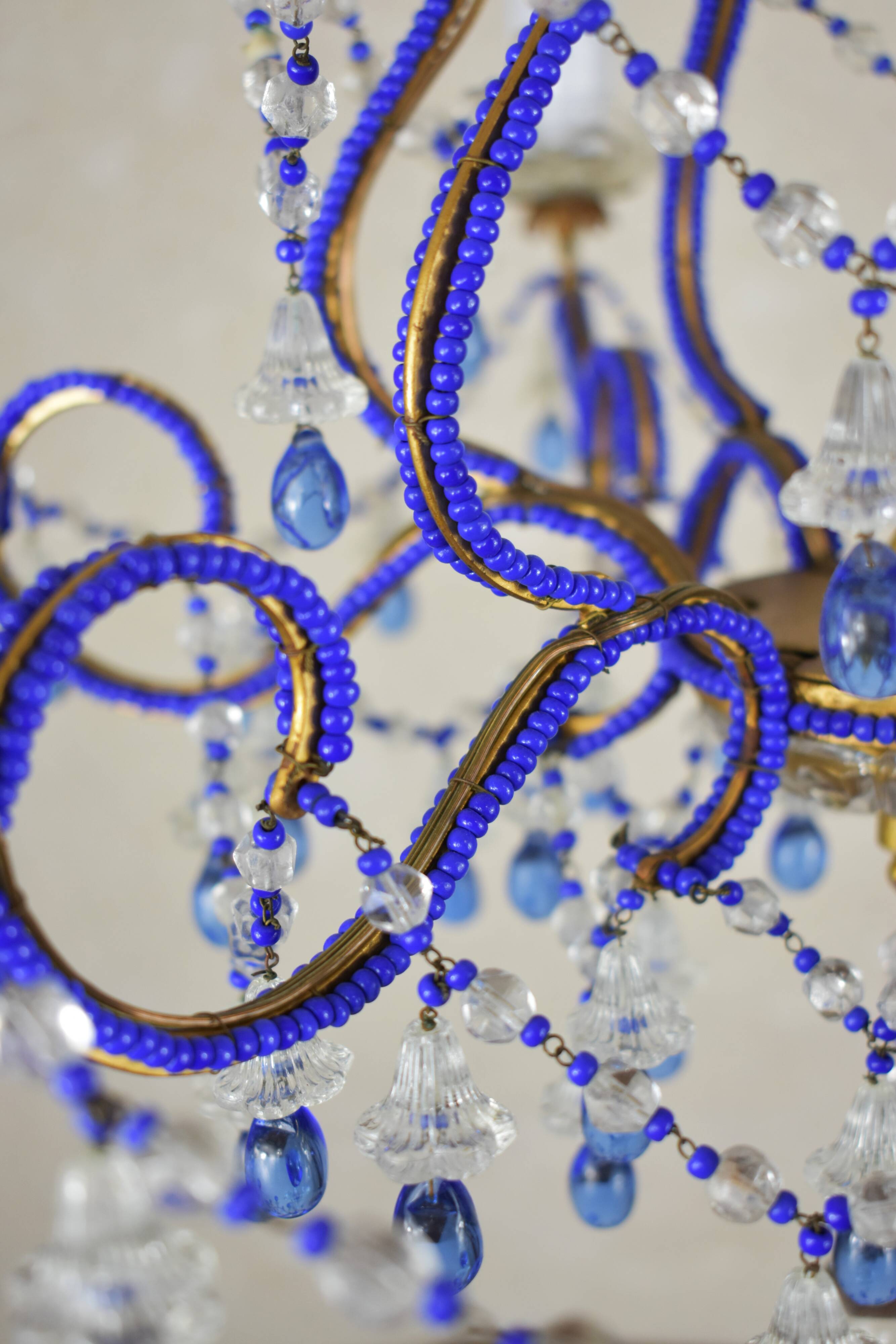 lustre bleu, fait de perles.