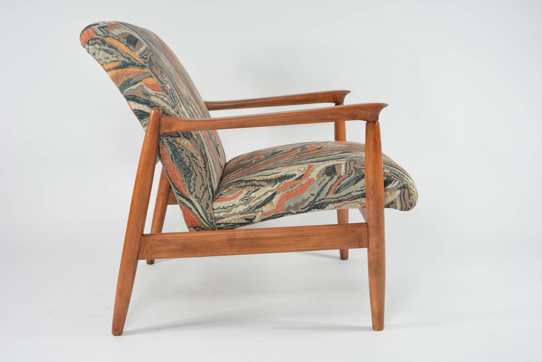 Fauteuil style scandinave à motifs terracotta
