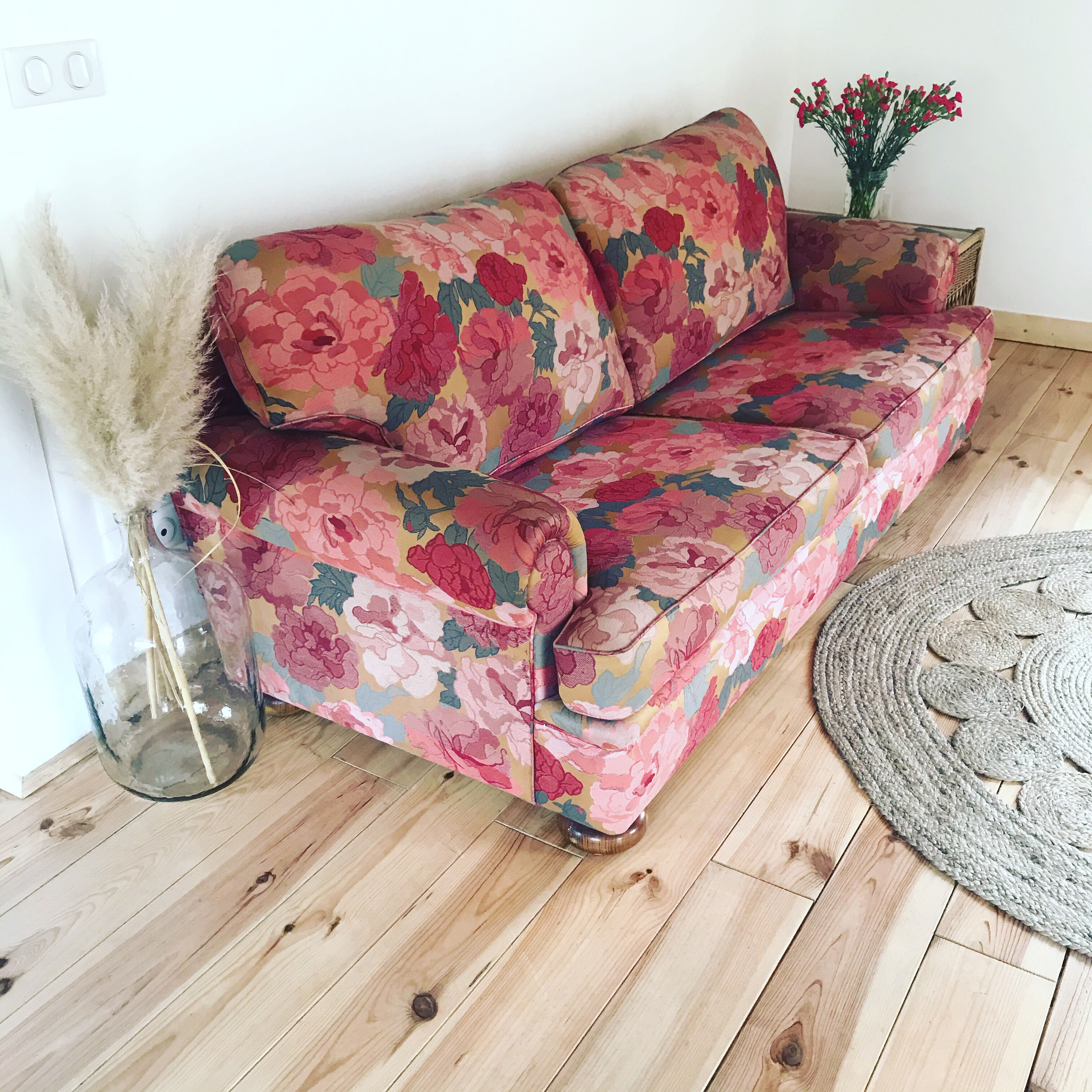 Schwartz floral vintage sofa