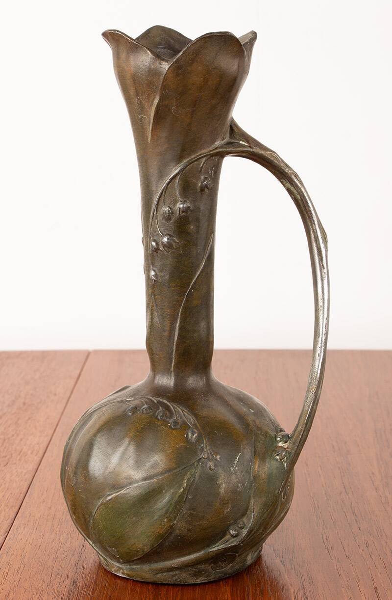 Art Nouveau vase in solid pewter with bronze patina by Louis Chalon 1910.