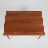 Table à manger danoise du milieu du siècle en teck et chaussettes noires par Niels Otto Møller années 1960
