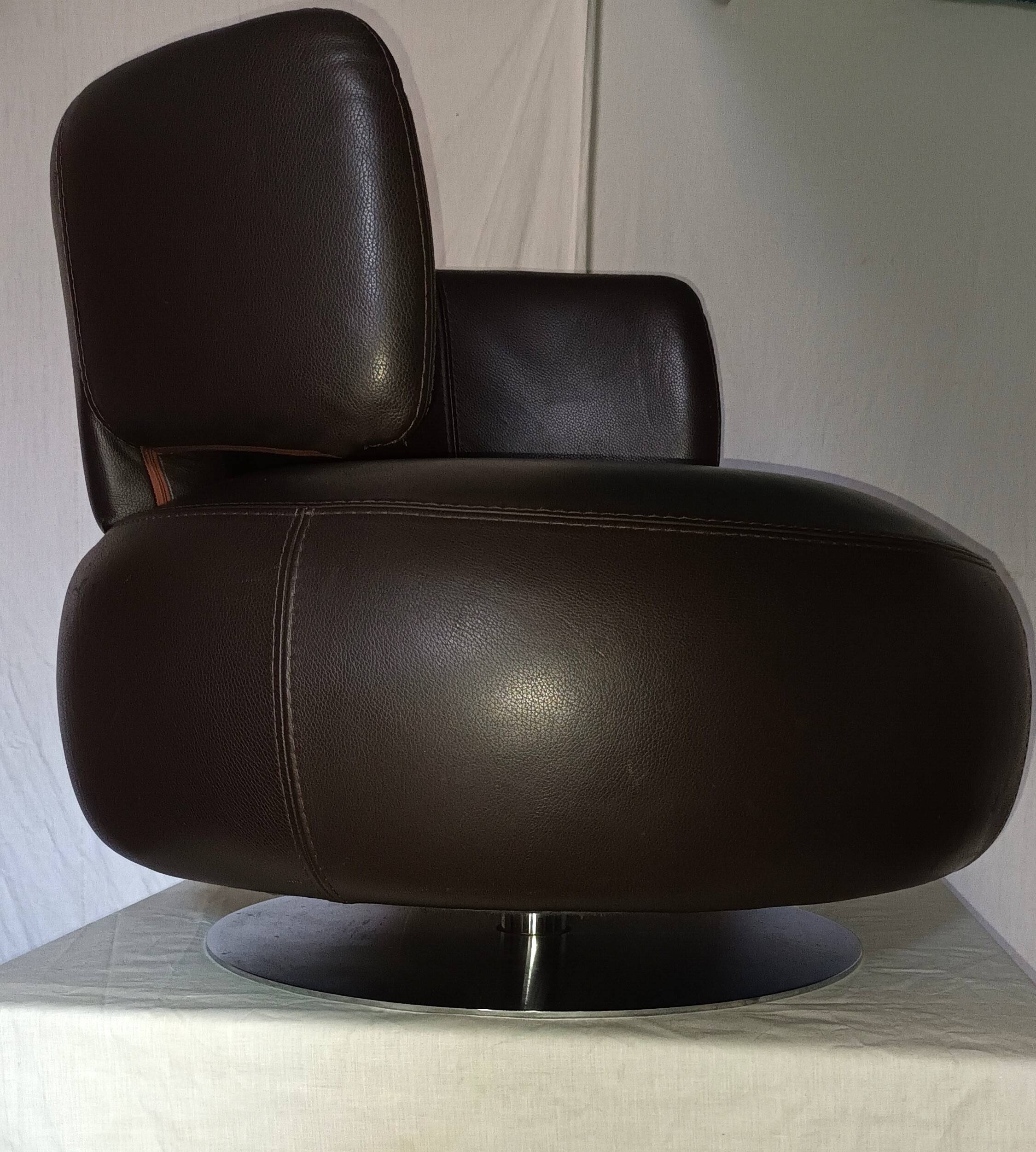 Fauteuil tournant CURL en cuir marron par Roche Bobois