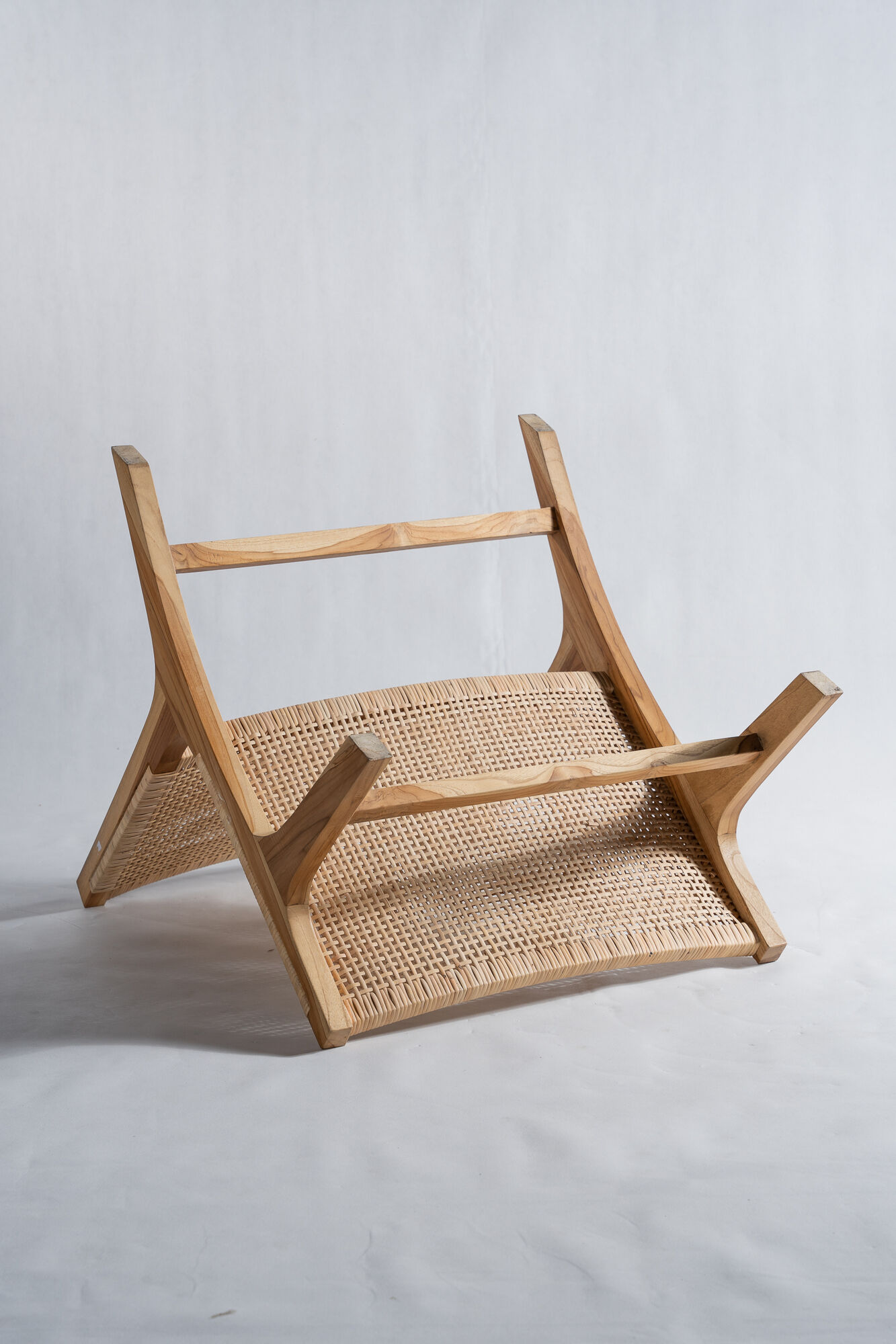 Reclining armchair in natural wood and woven rattan